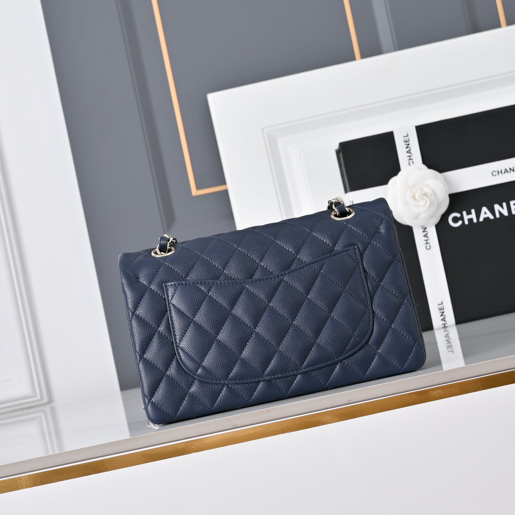 Chanel Classic Flap handbag Royal blue with light gold hardware and caviar leather A01113 23x14.5x6cm