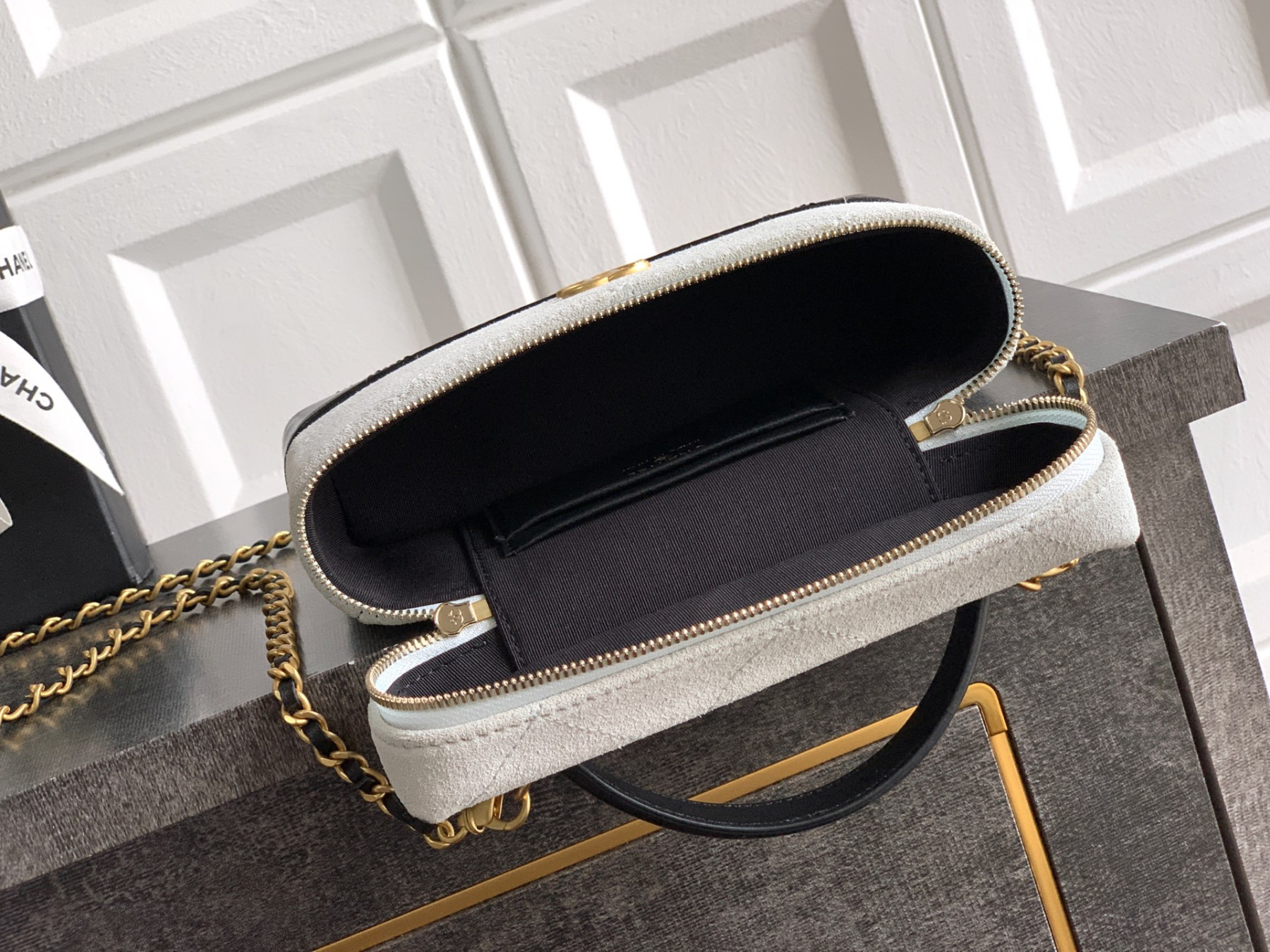 Chanel Vanity with Chain AP5186 17x19.5x5cm