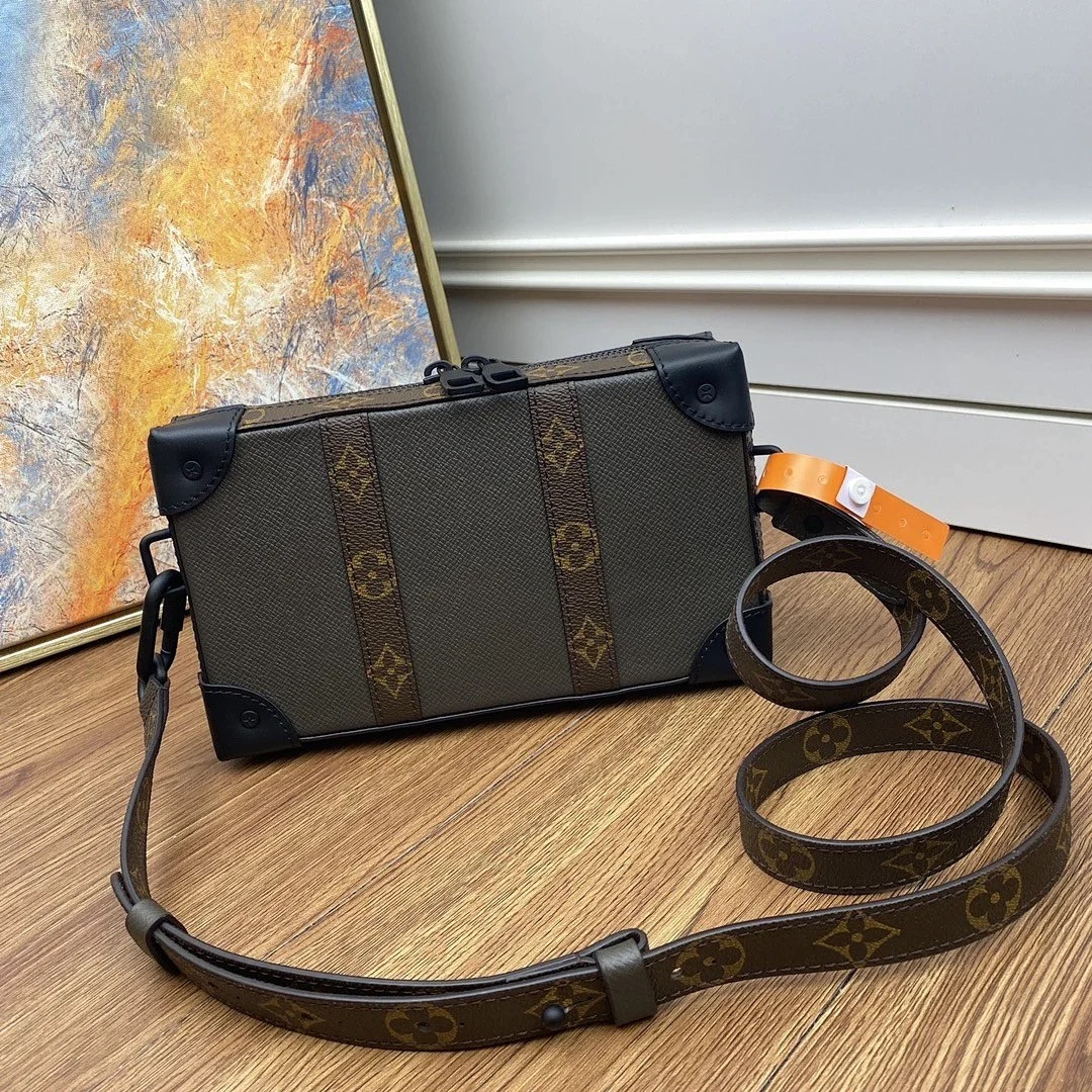 SOFT TRUNK WALLET M30697