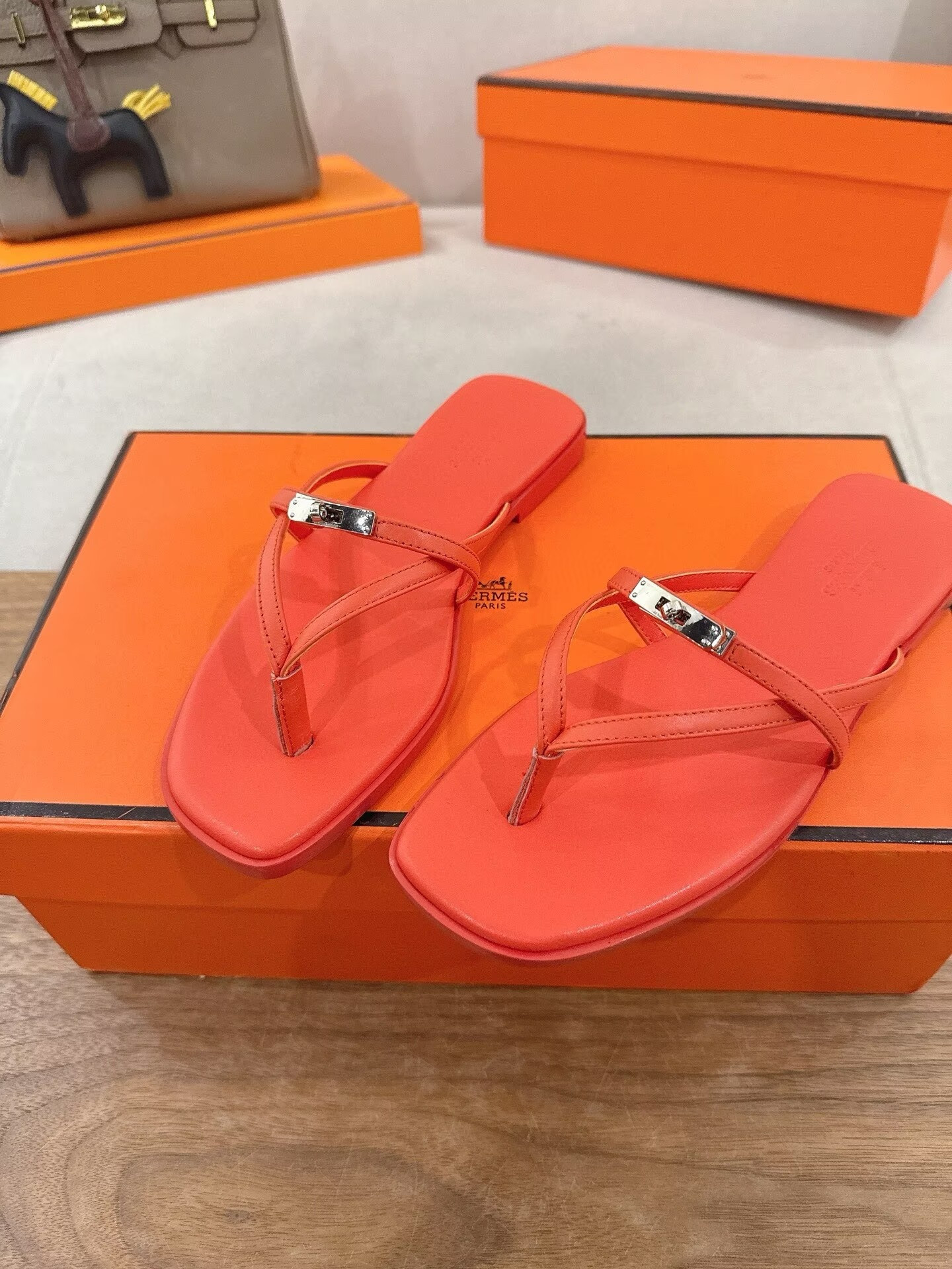 ua H**me5 miss sandals