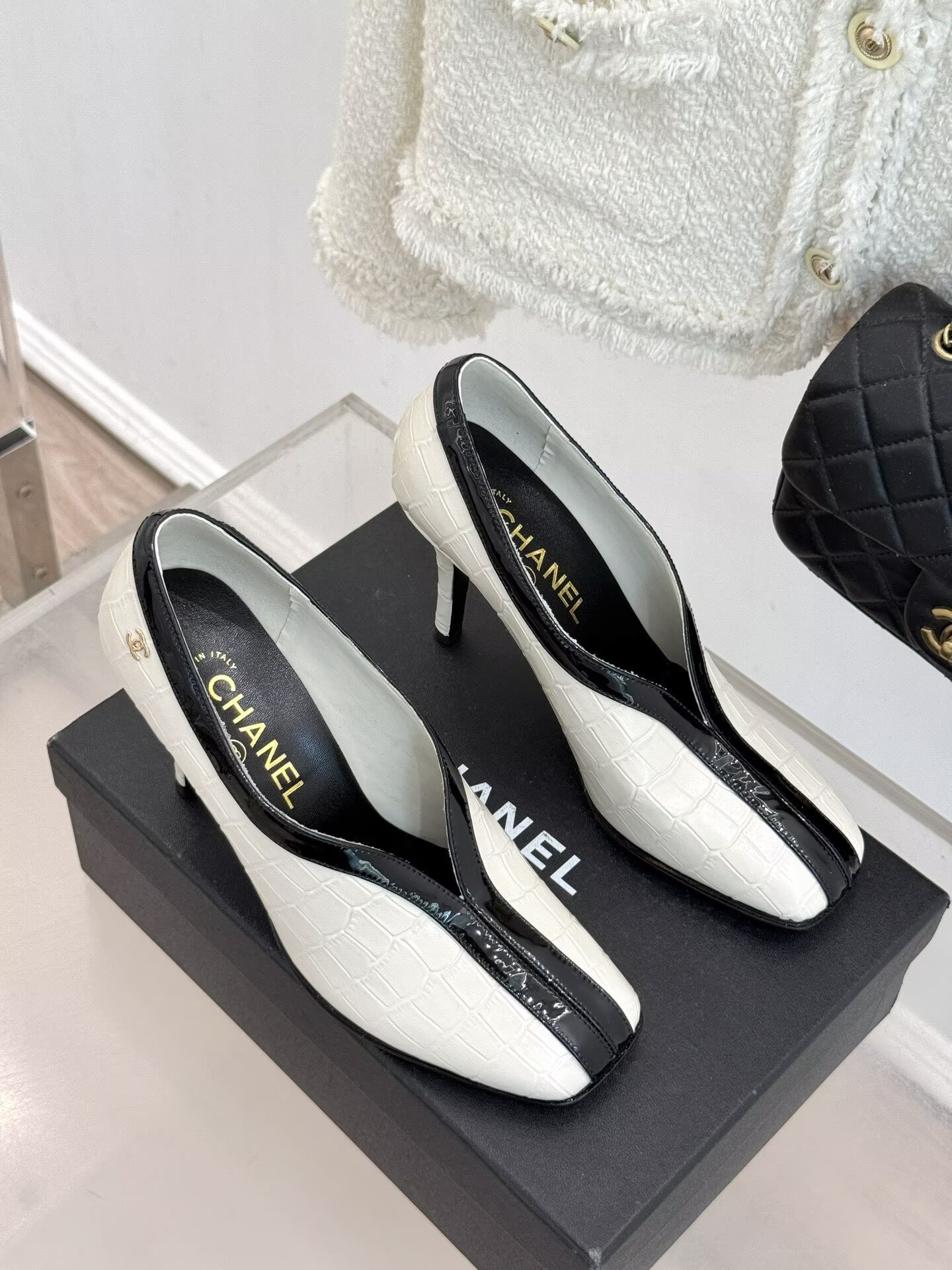 ua Ch**el pumps