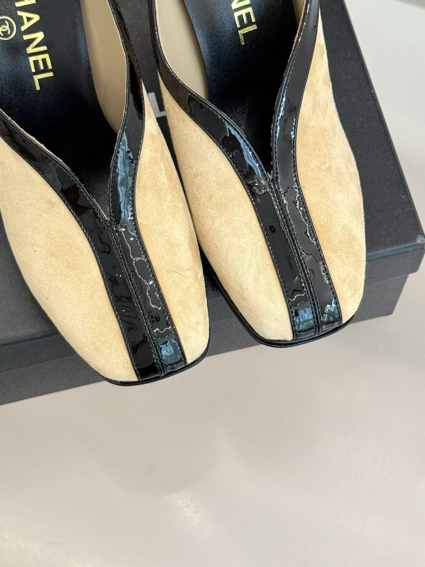 ua Ch**el pumps