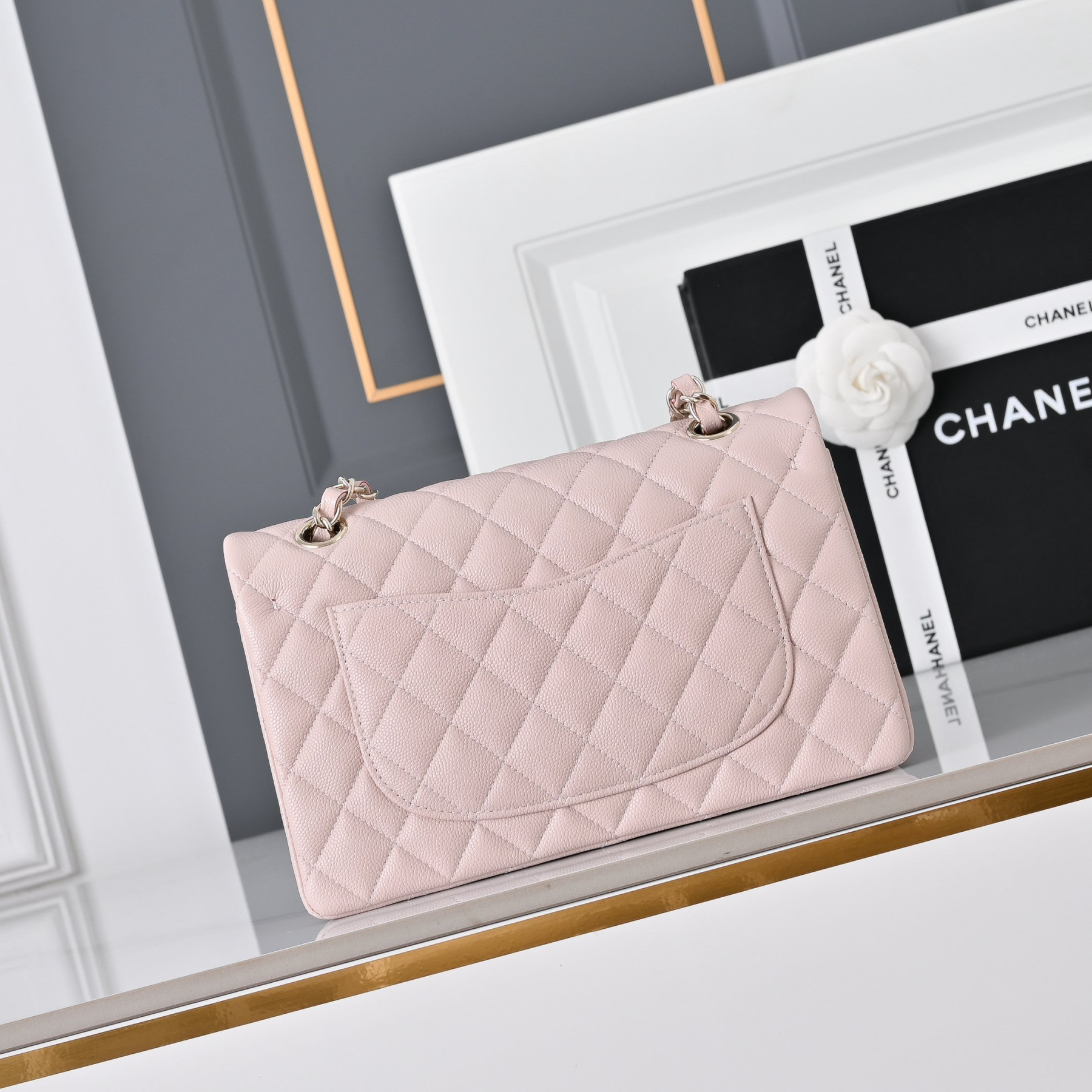 Chanel Classic Flap handbag Light pink with light gold hardware and caviar leather A01113 23x14.5x6cm