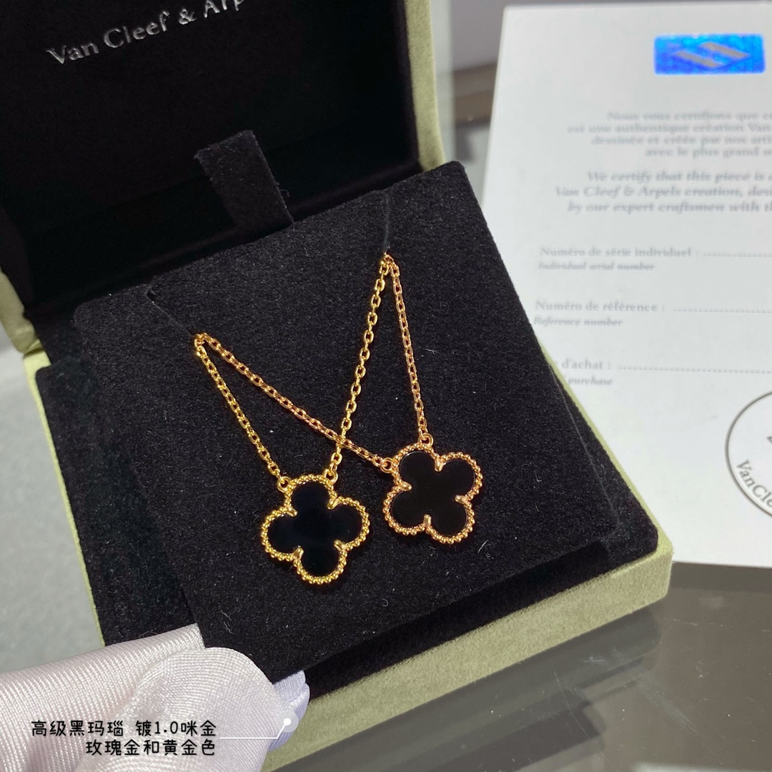 V*n Cl**f & Arpels Medium Classic Four Leaf Clover Necklace Diameter approx 1.5cm,Chain length approx 40+5cm