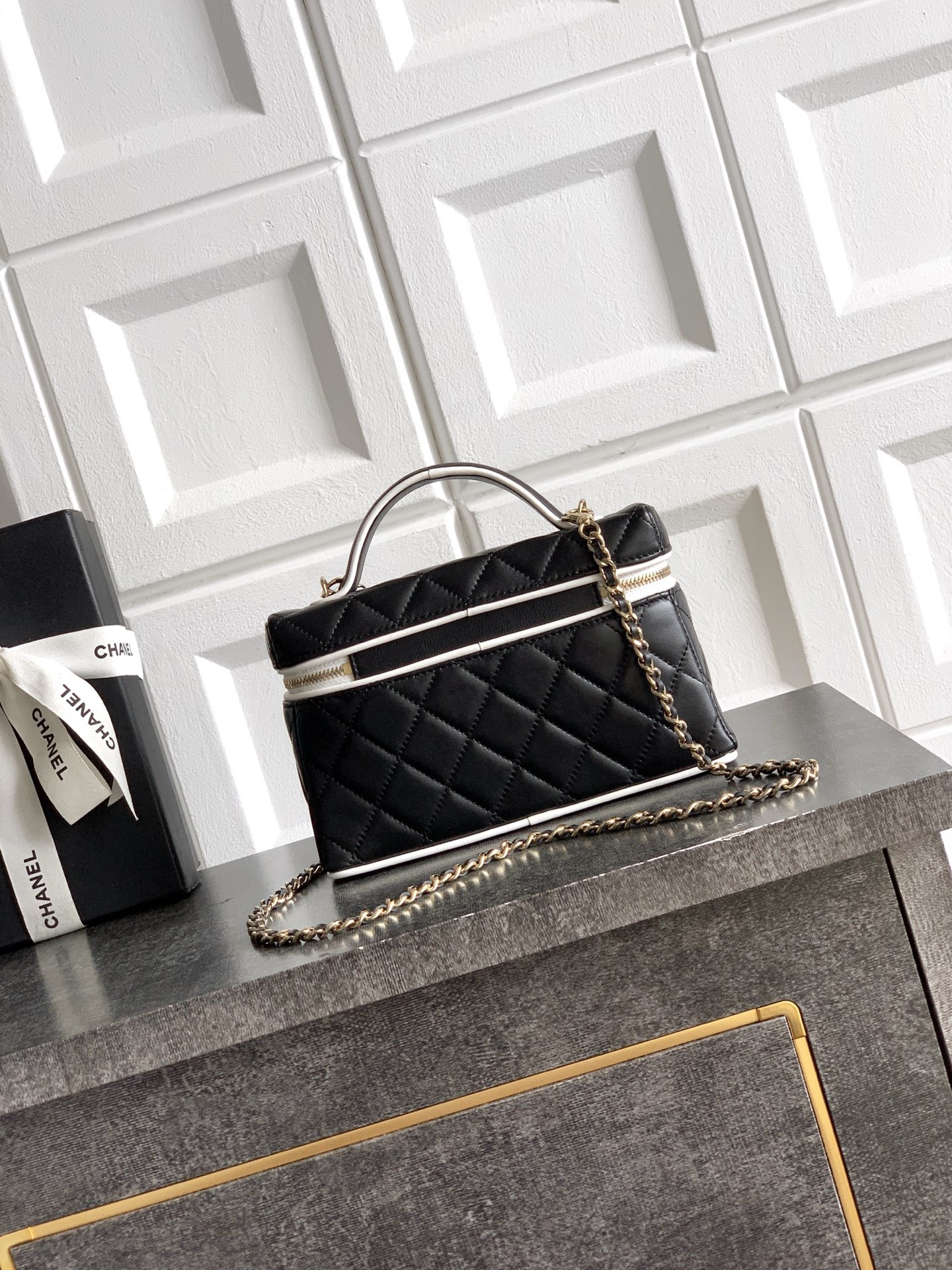 Chanel Vanity with Chain AP5186 17x19.5x5cm