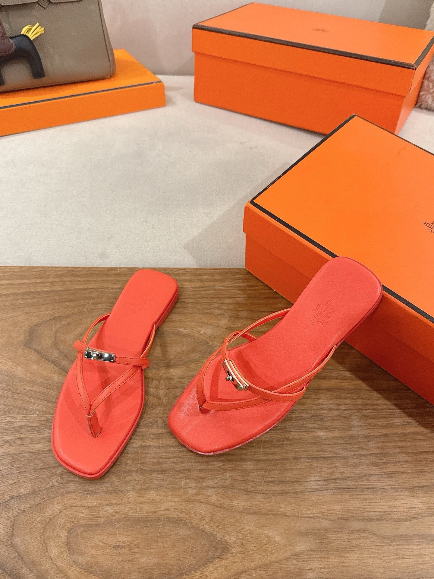 ua H**me5 miss sandals