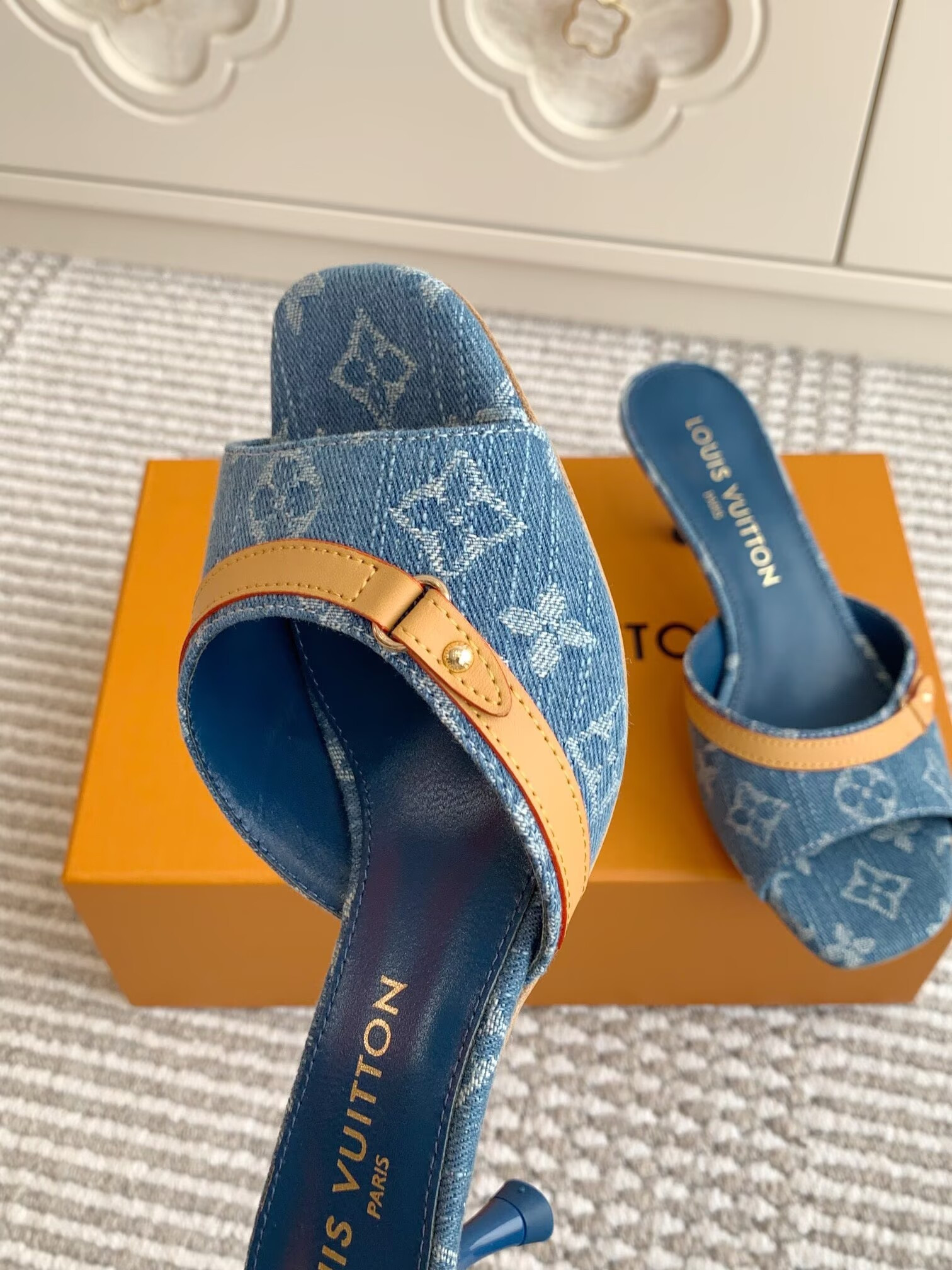 UA LV 6AM Mule