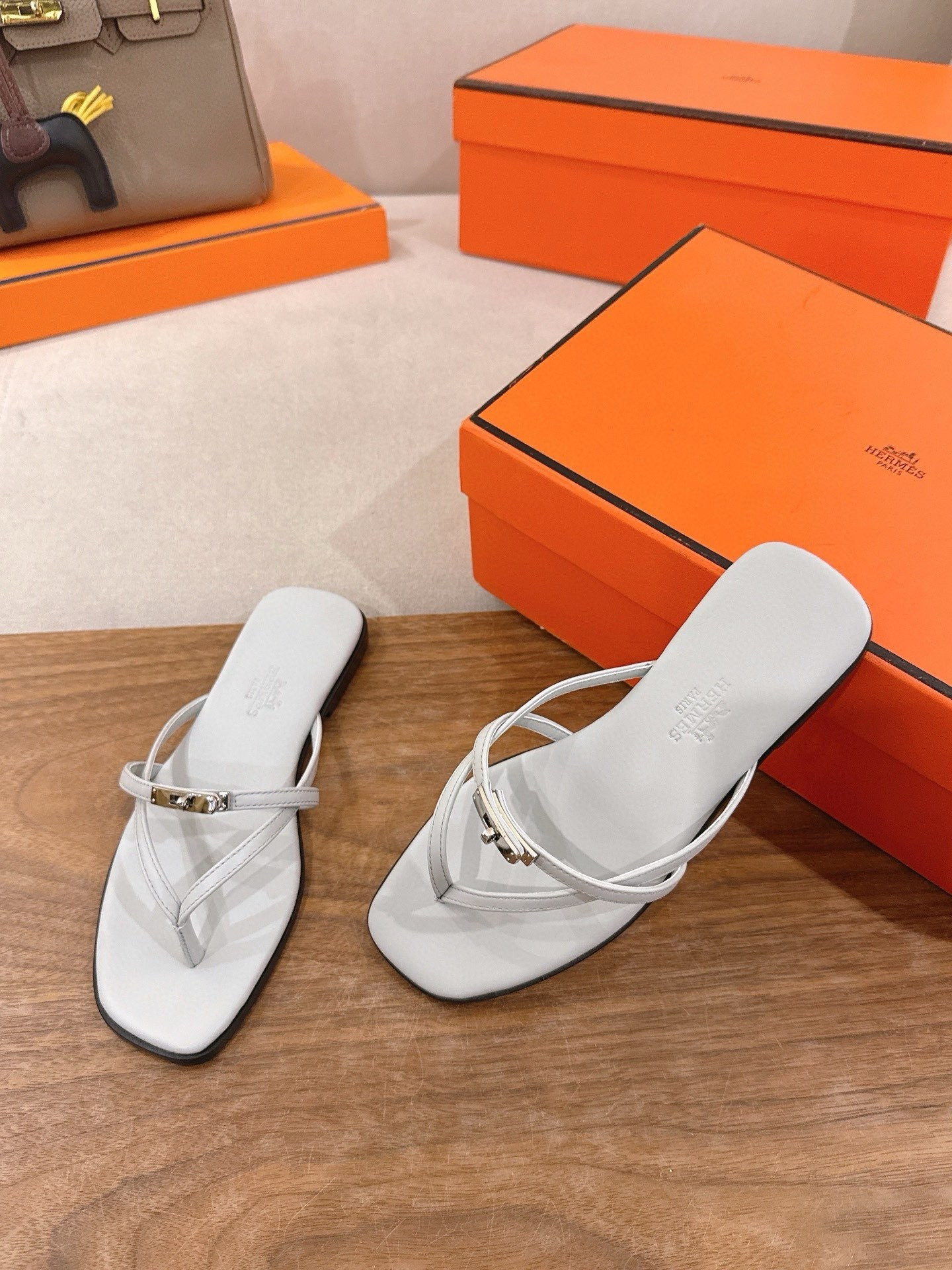 ua H**me5 miss sandals