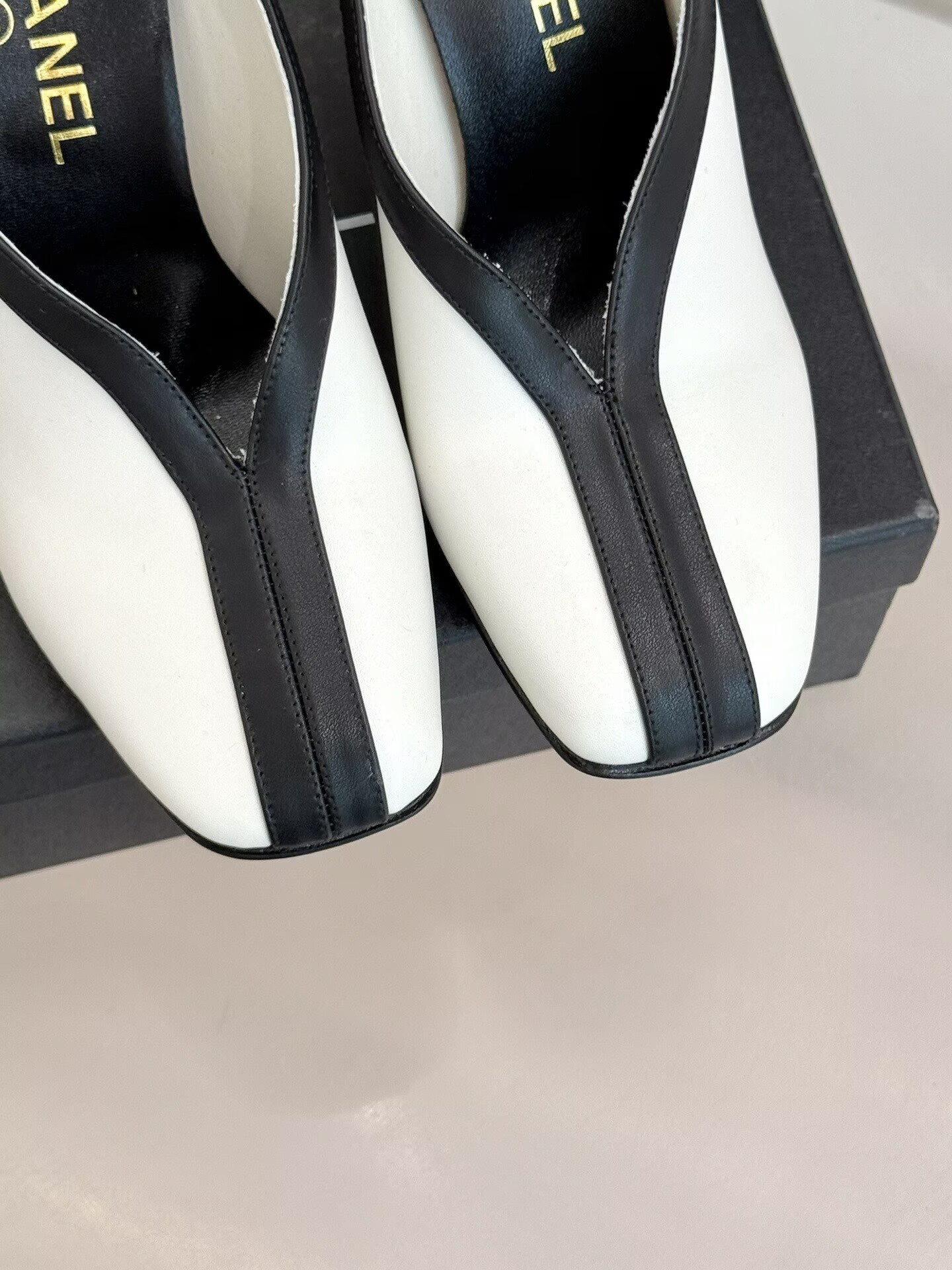 ua Ch**el pumps