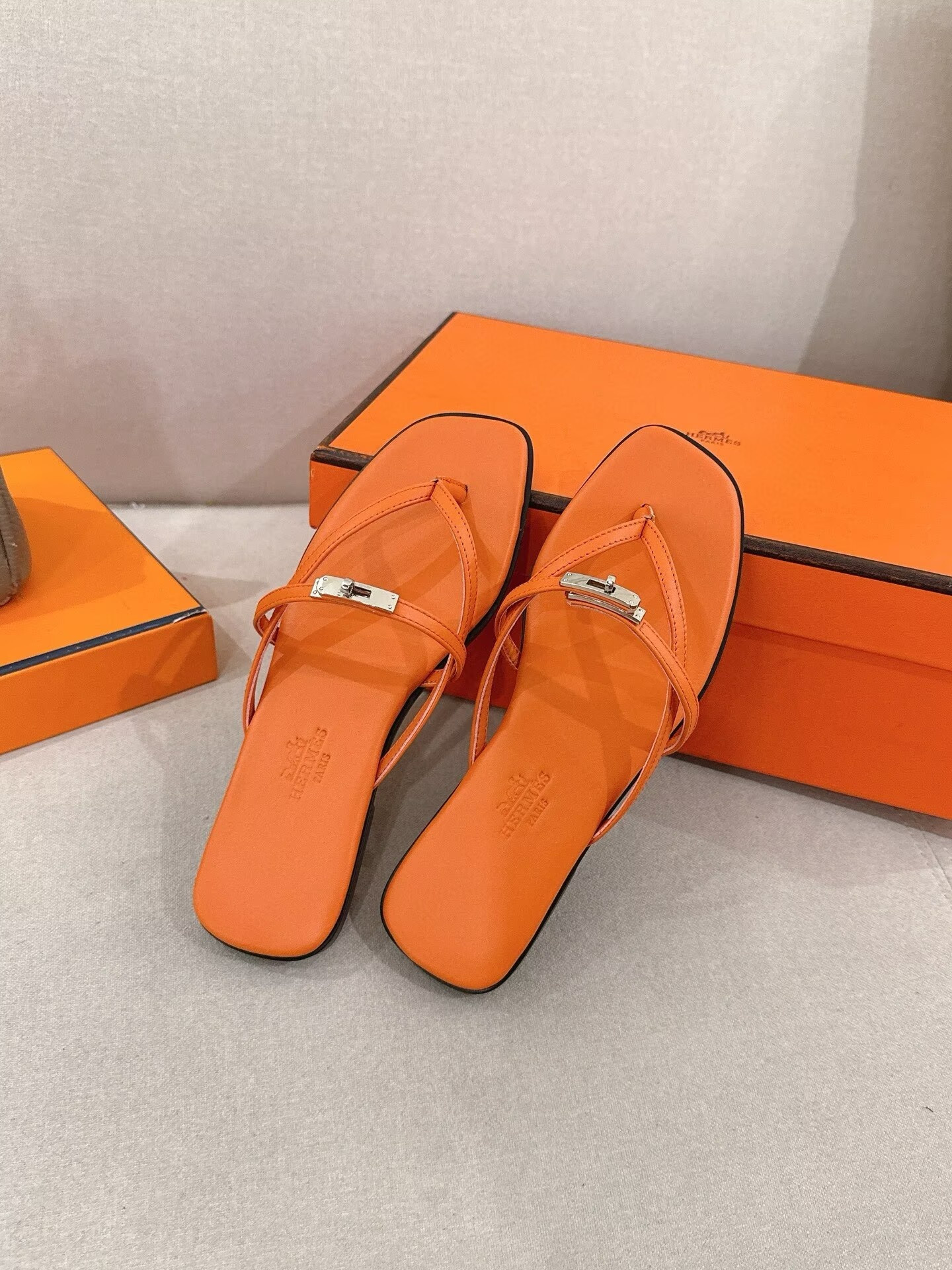 ua H**me5 miss sandals