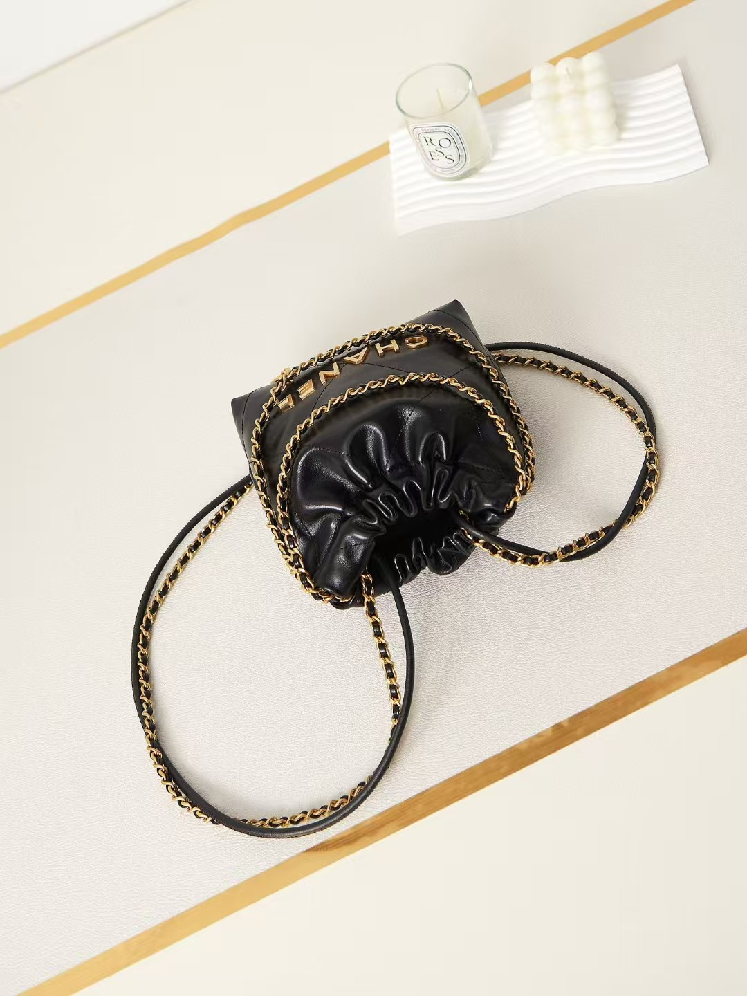 Ch**el 22 MINI HANDBAG Shiny Calfskin black 20 × 19 × 6 cm