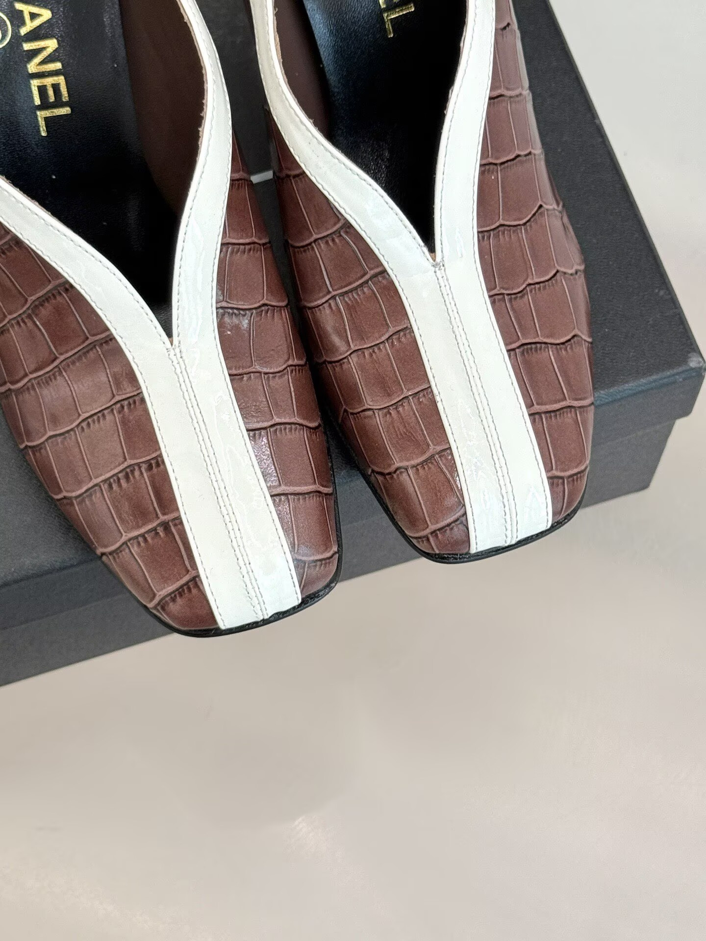 ua Ch**el pumps