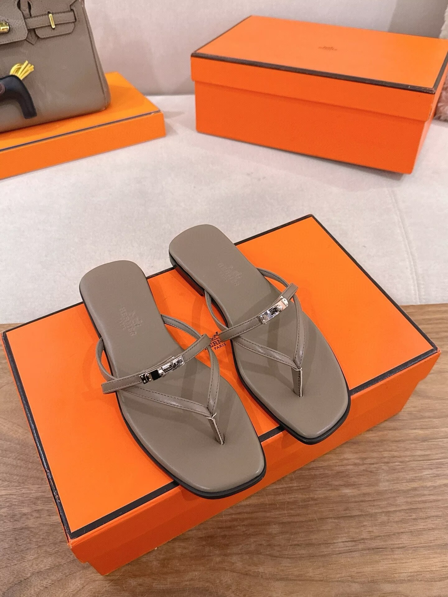 ua H**me5 miss sandals