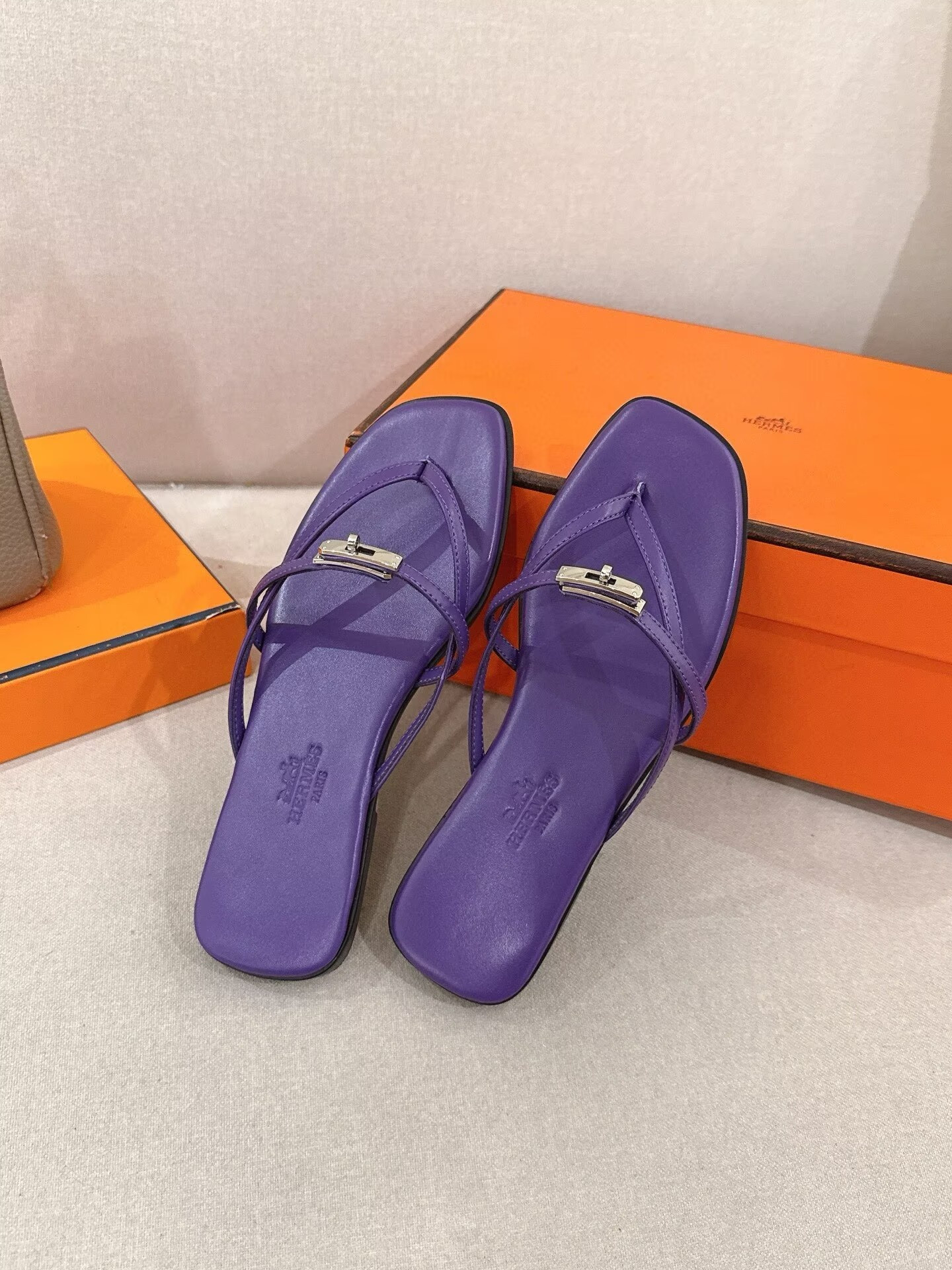 ua H**me5 miss sandals