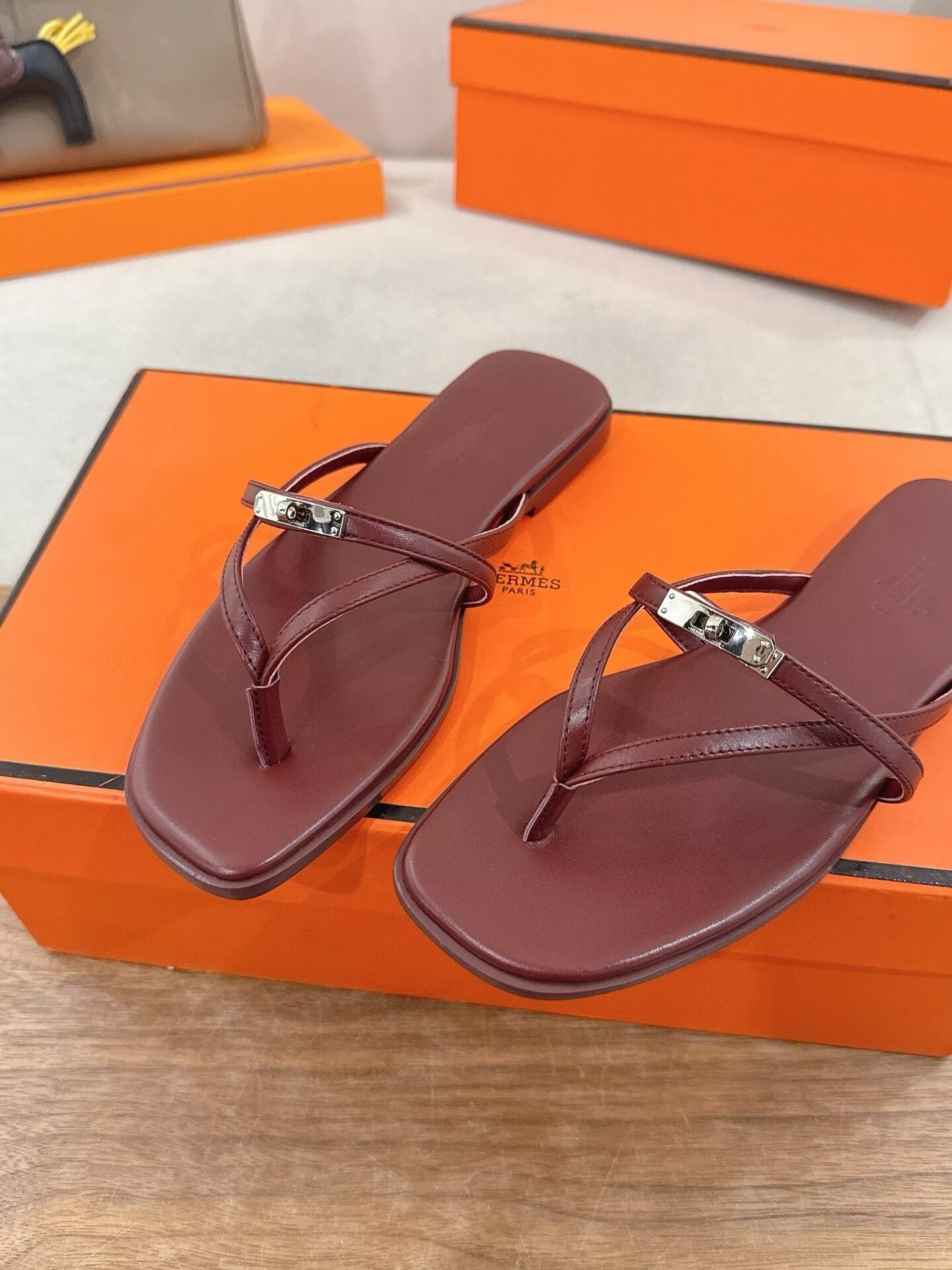 ua H**me5 miss sandals