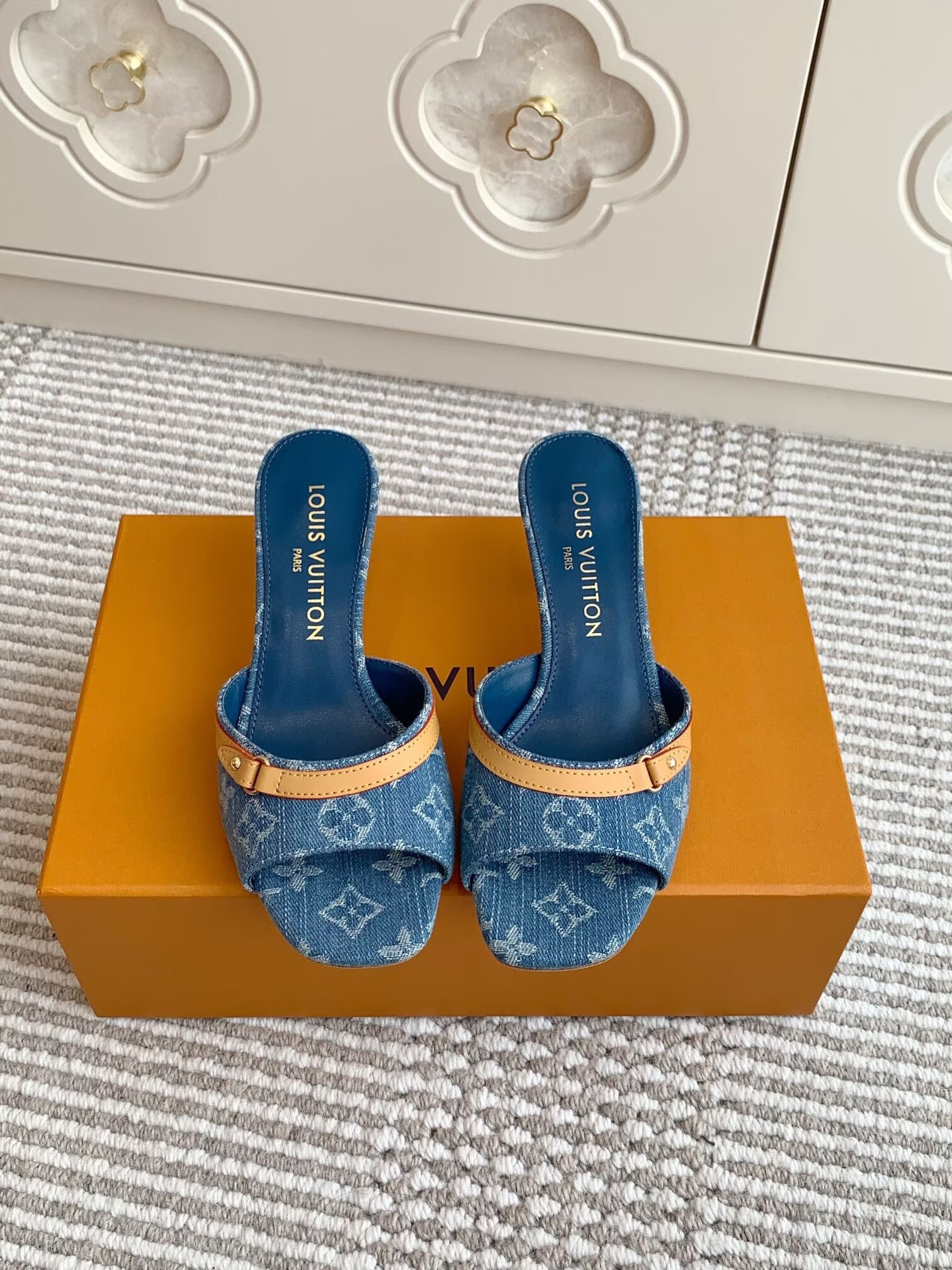 UA LV 6AM Mule