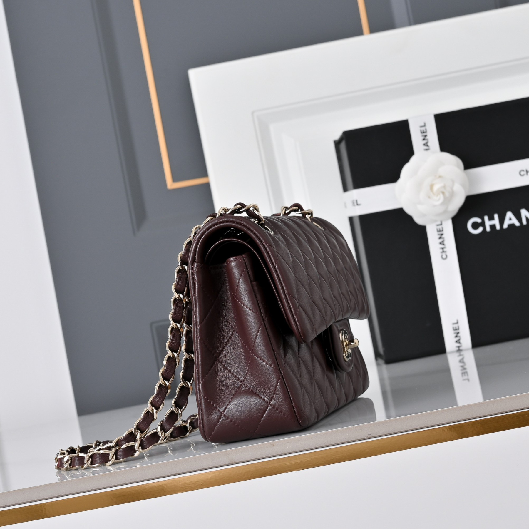 Chanel Classic Flap handbag Burgundy with light gold hardware A01113 23x14.5x6cm