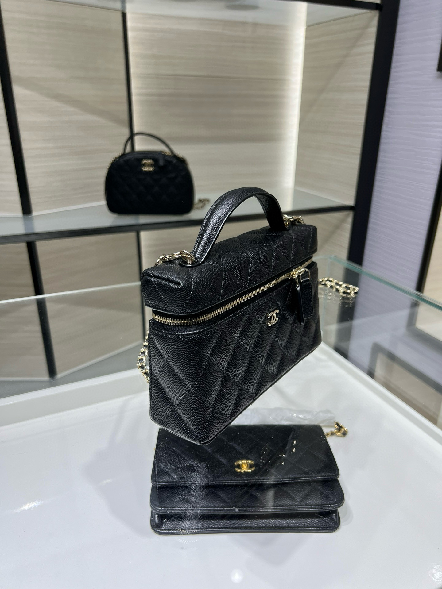 CHANEL Classic Vanity with chain Handbag 17x19.5x5cm