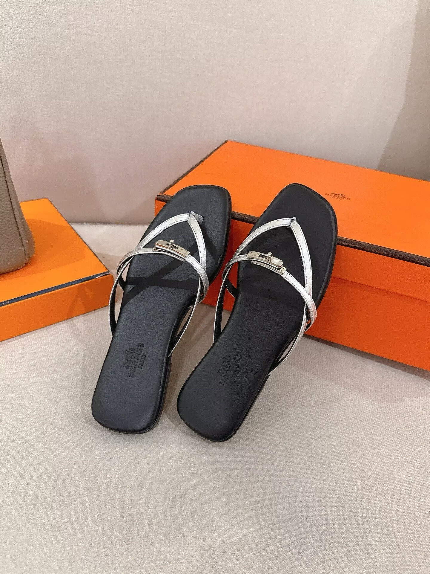 ua H**me5 miss sandals