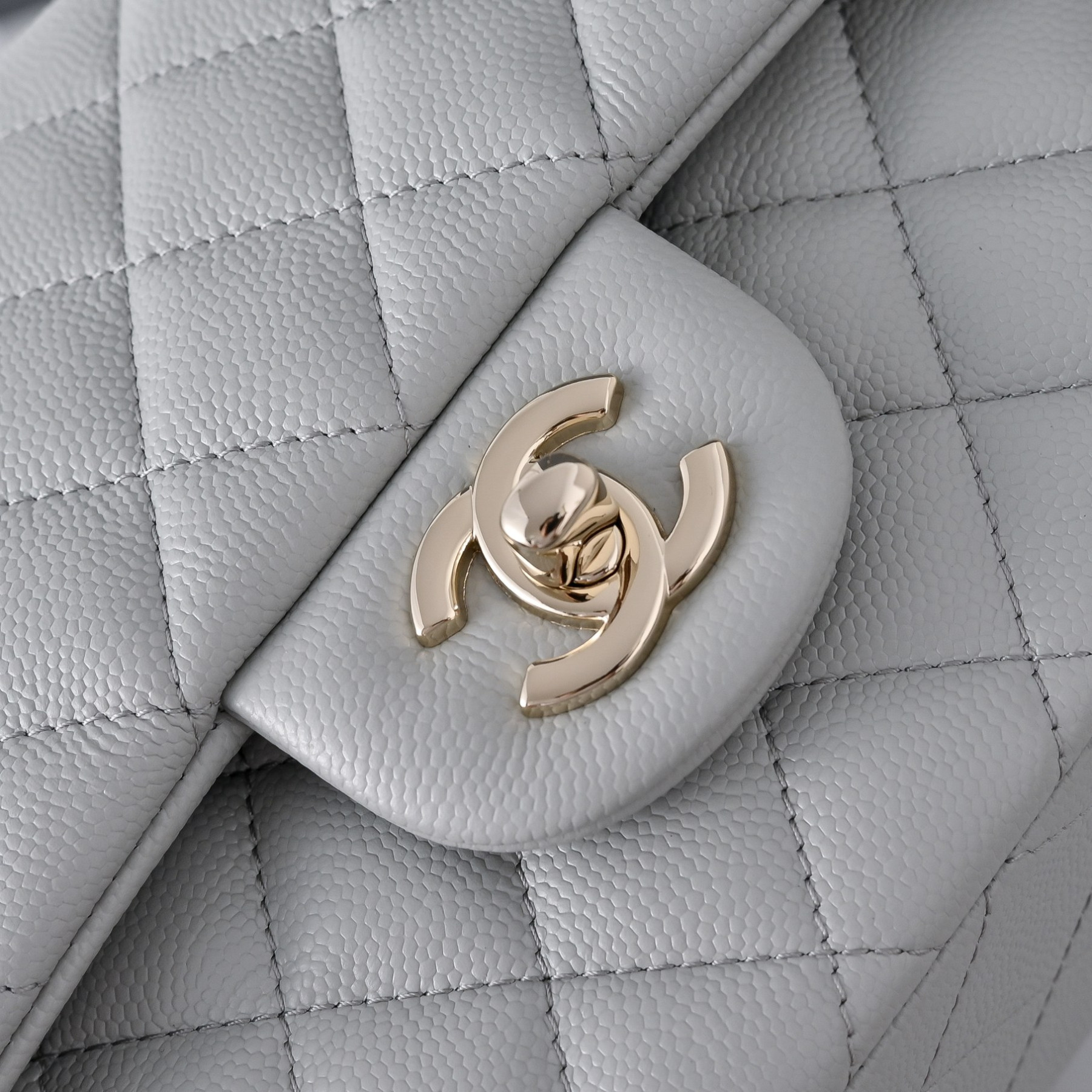 Chanel Classic Flap handbag Light grey with light gold hardware and caviar leather A01113 23x14.5x6cm