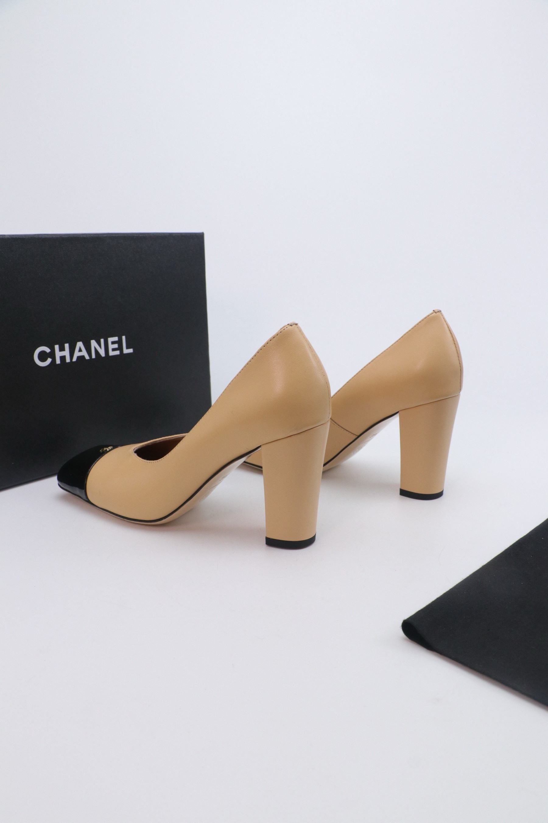 ua Ch**el pumps