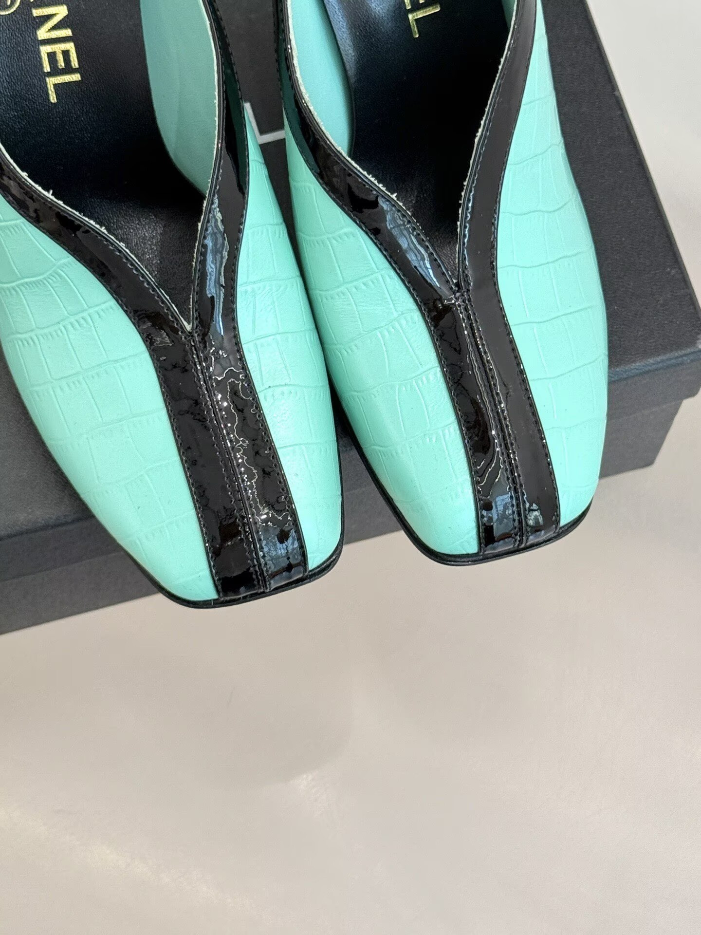 ua Ch**el pumps