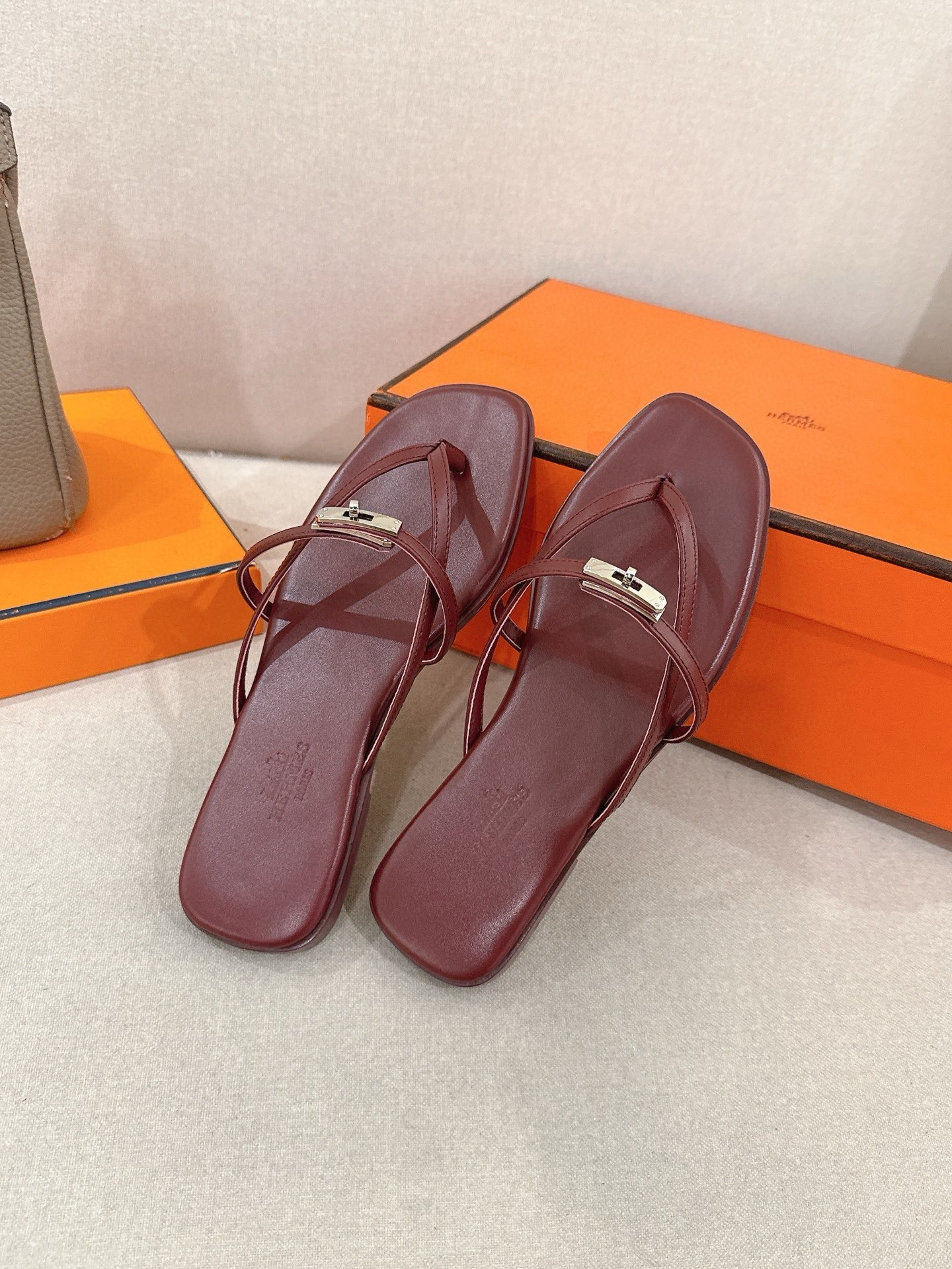 ua H**me5 miss sandals