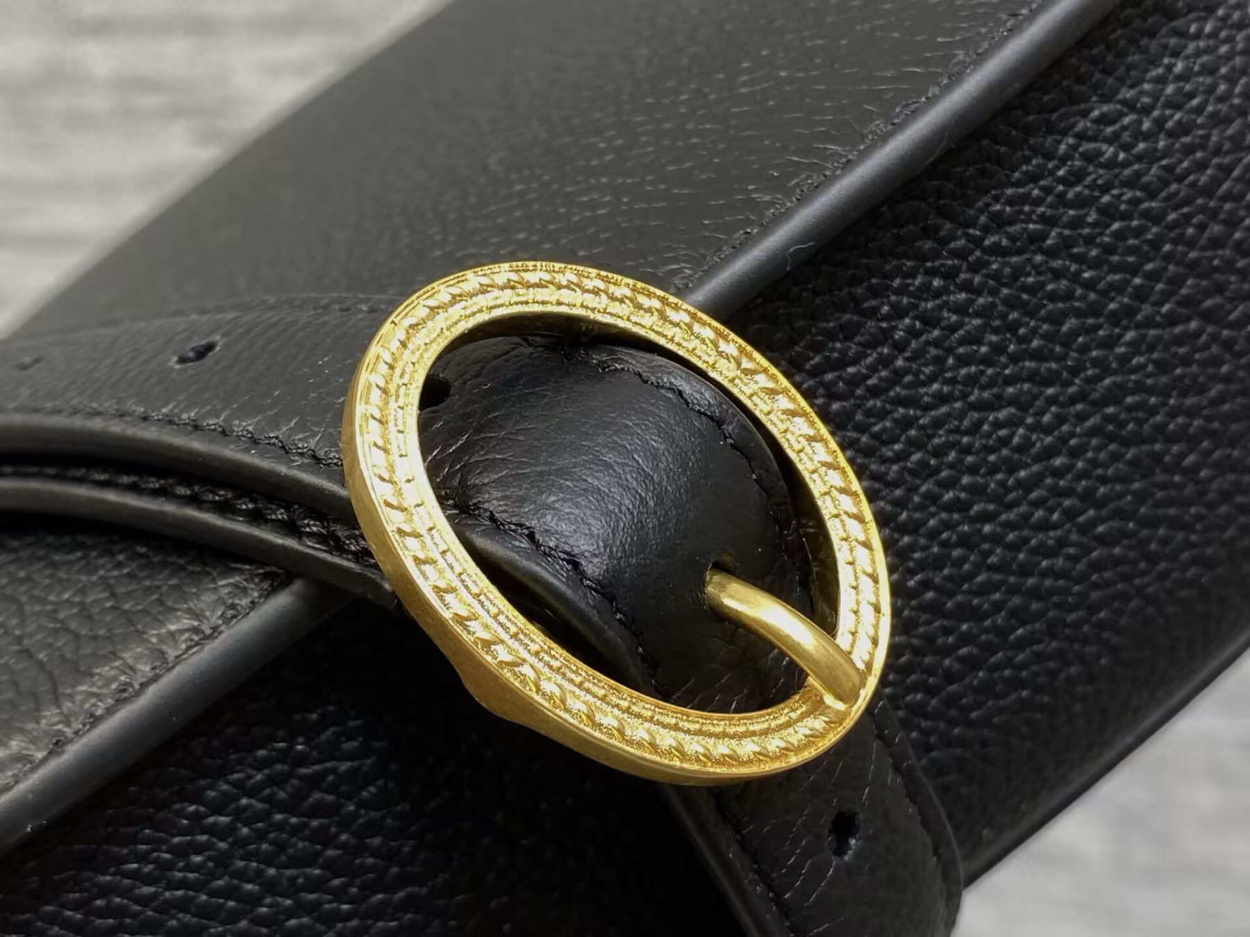 Dior Medium Médaillon Flap Bag 23x16x6.5cm