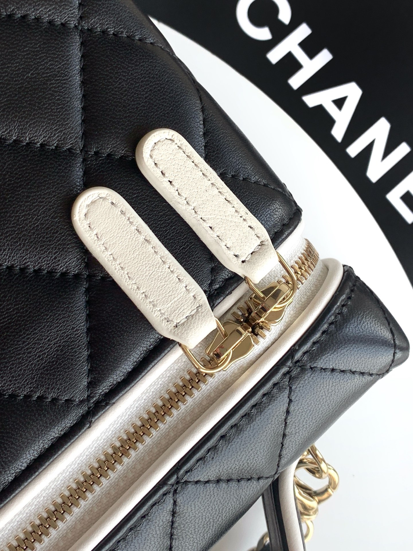 Chanel Vanity with Chain AP5186 17x19.5x5cm