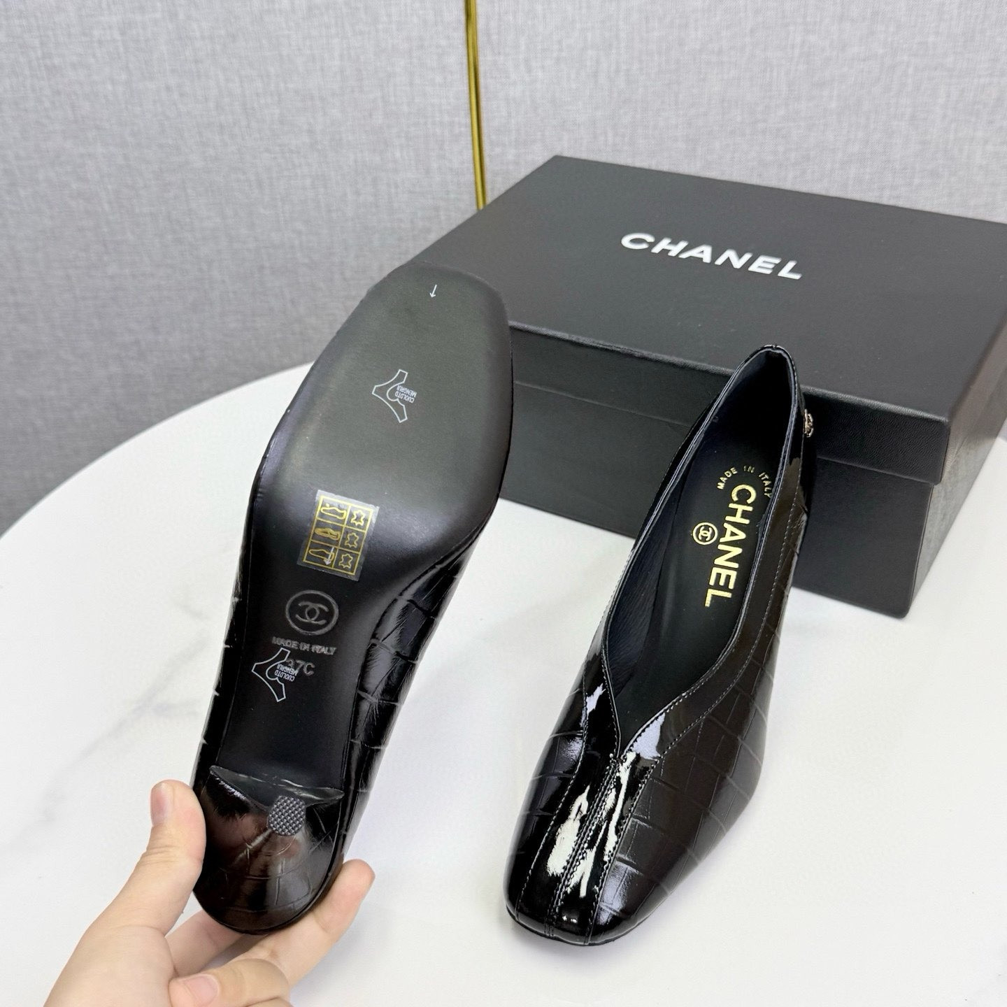ua Ch**el pumps