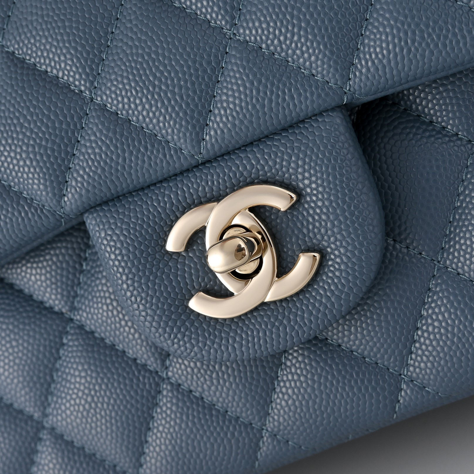 Chanel Classic Flap handbag Dusty blue with light gold hardware and caviar leather A01113 23x14.5x6cm