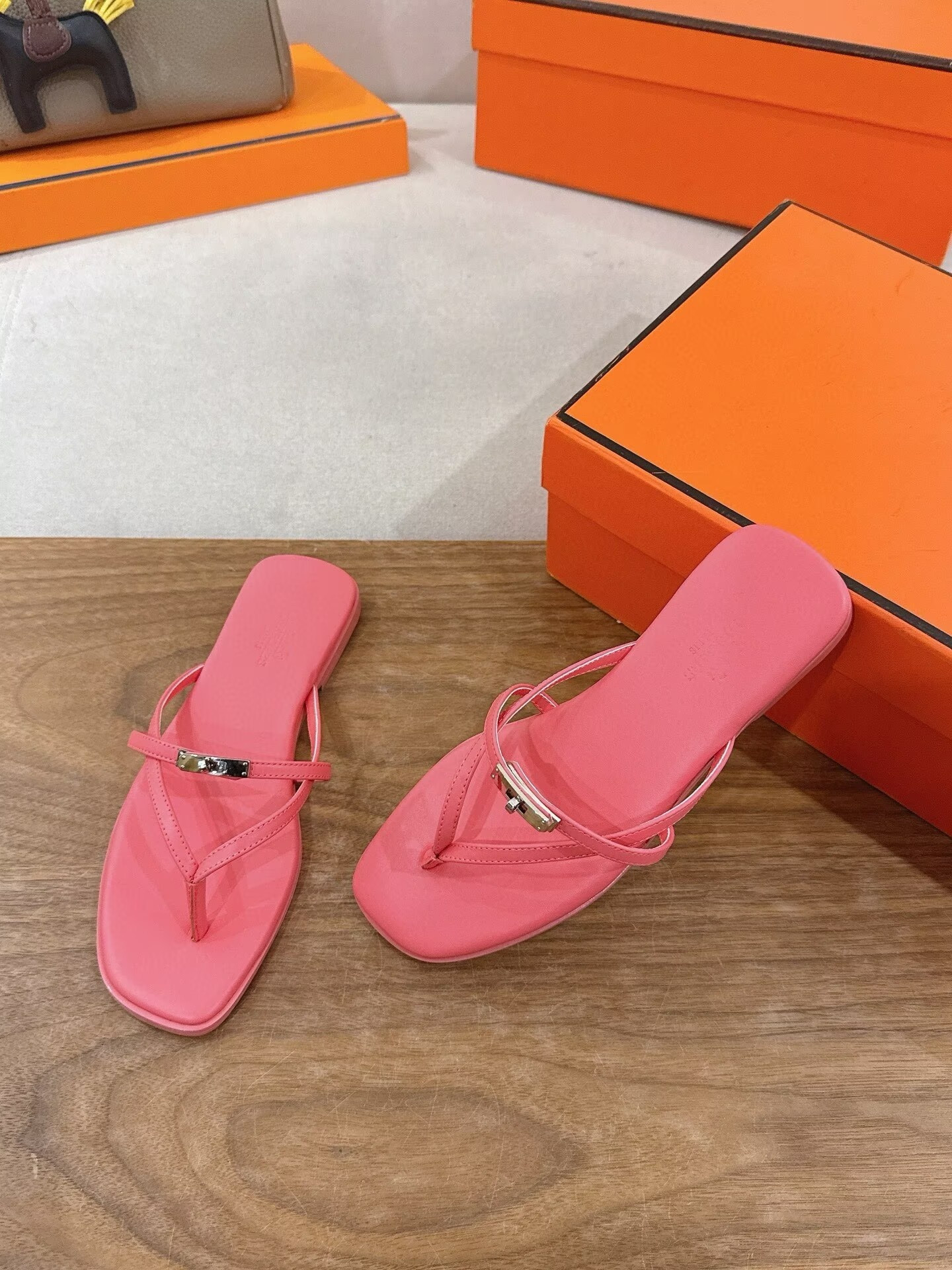 ua H**me5 miss sandals