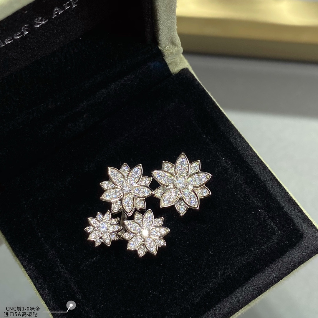V*n Cl**f & Arpels lotus Ring