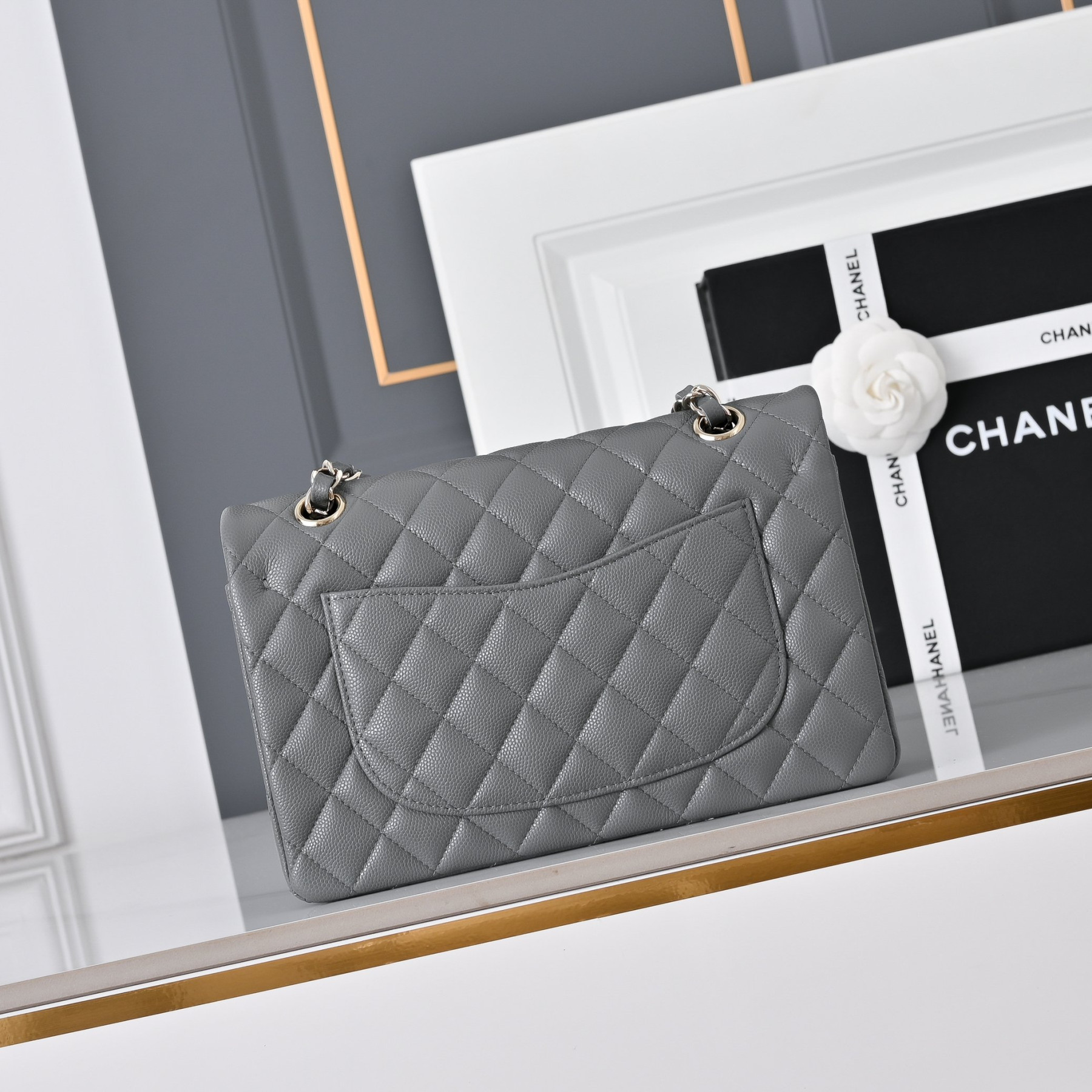Chanel Classic Flap handbag caviar leather and light gold-tone metal hardware A01113 23x14.5x6cm