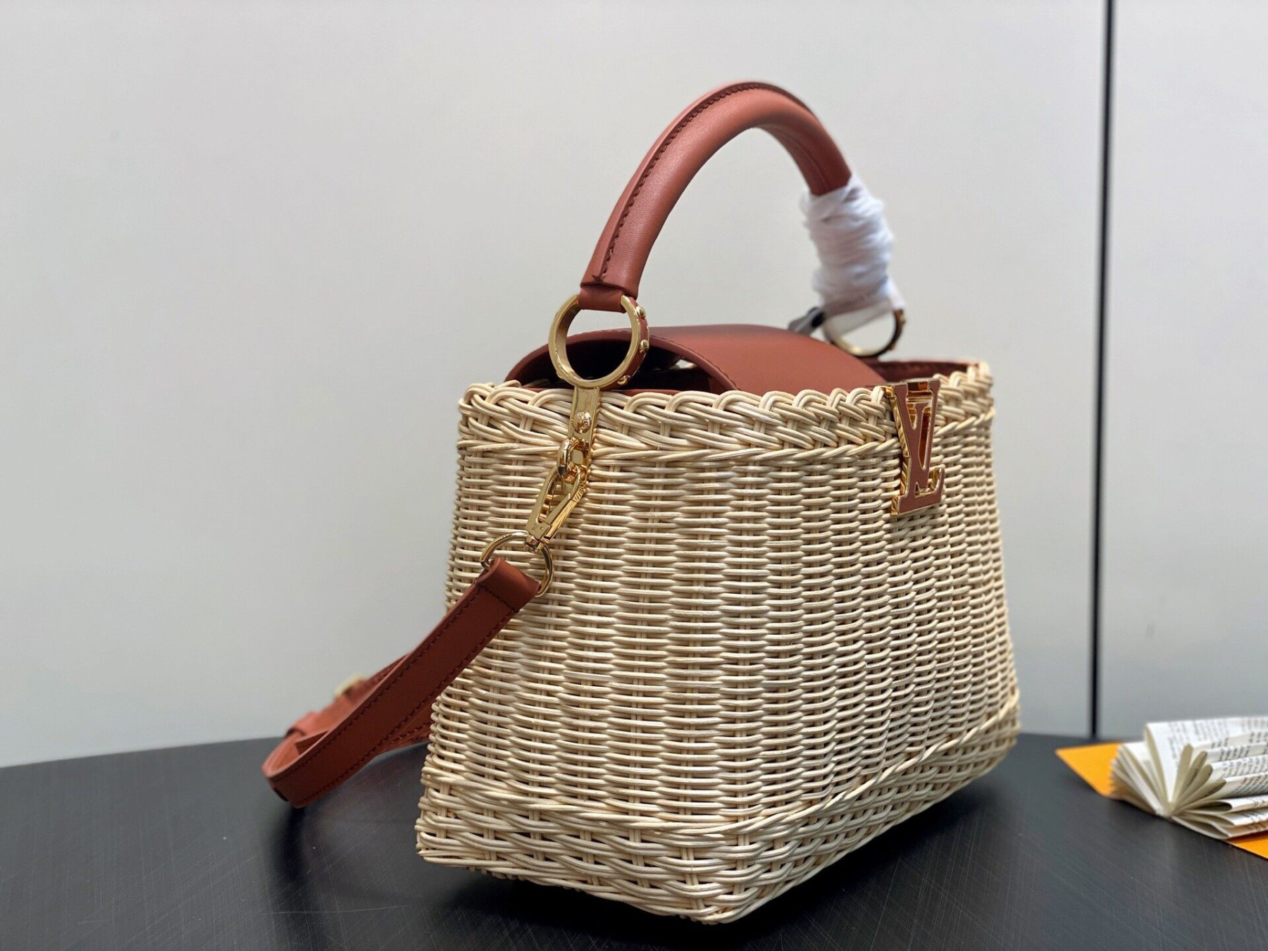 LV Capucines BB M26025 27x18x9cm