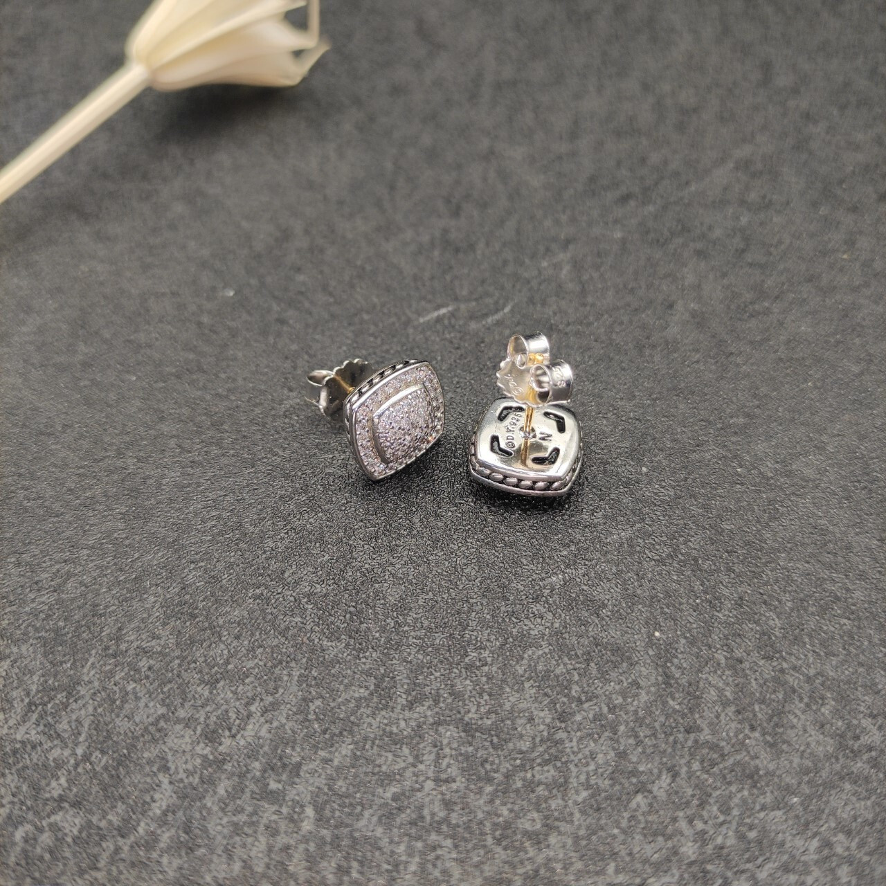 dau1d Yvrm*n square d1am0nd earrings