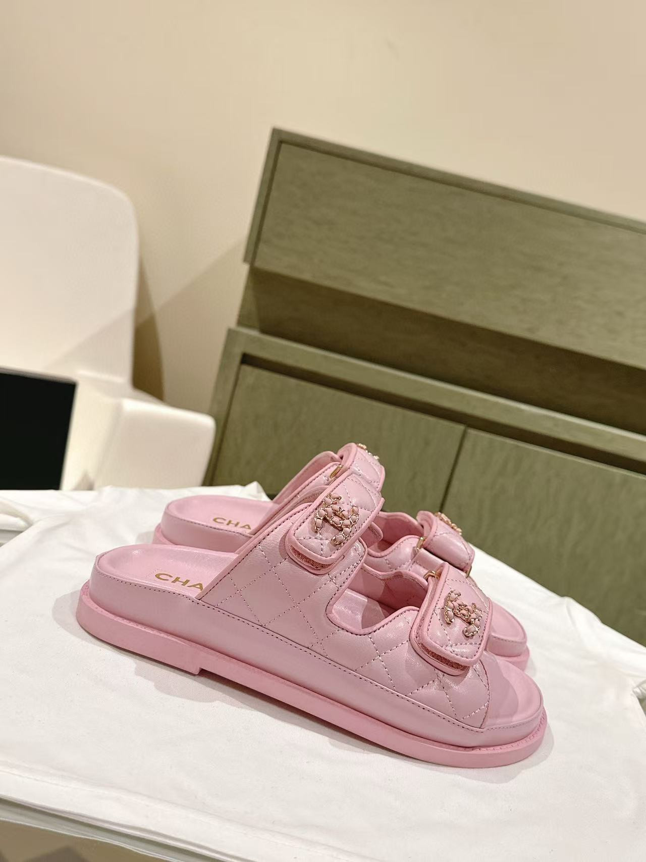 UA Ch**el SLIDES