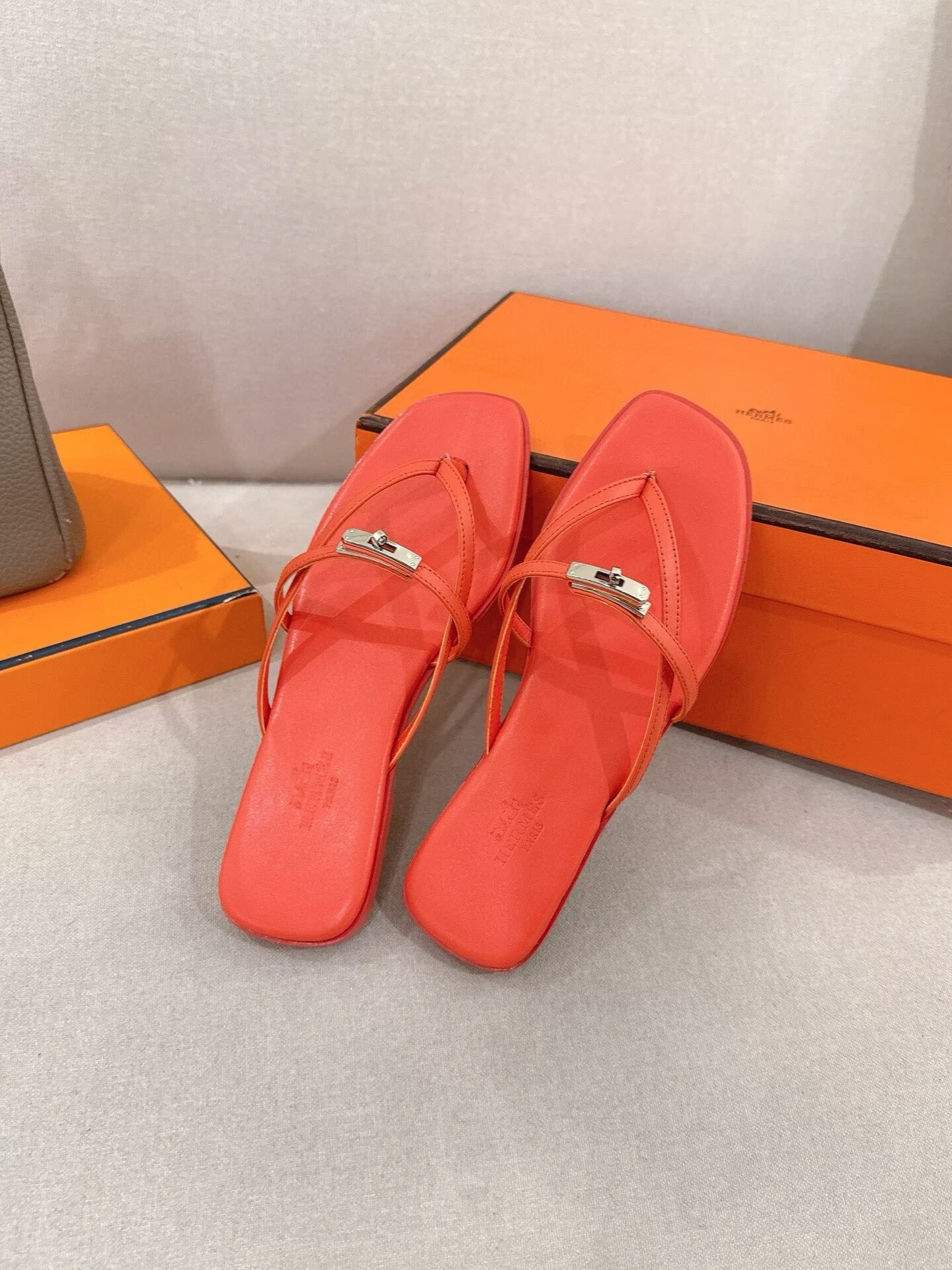 ua H**me5 miss sandals
