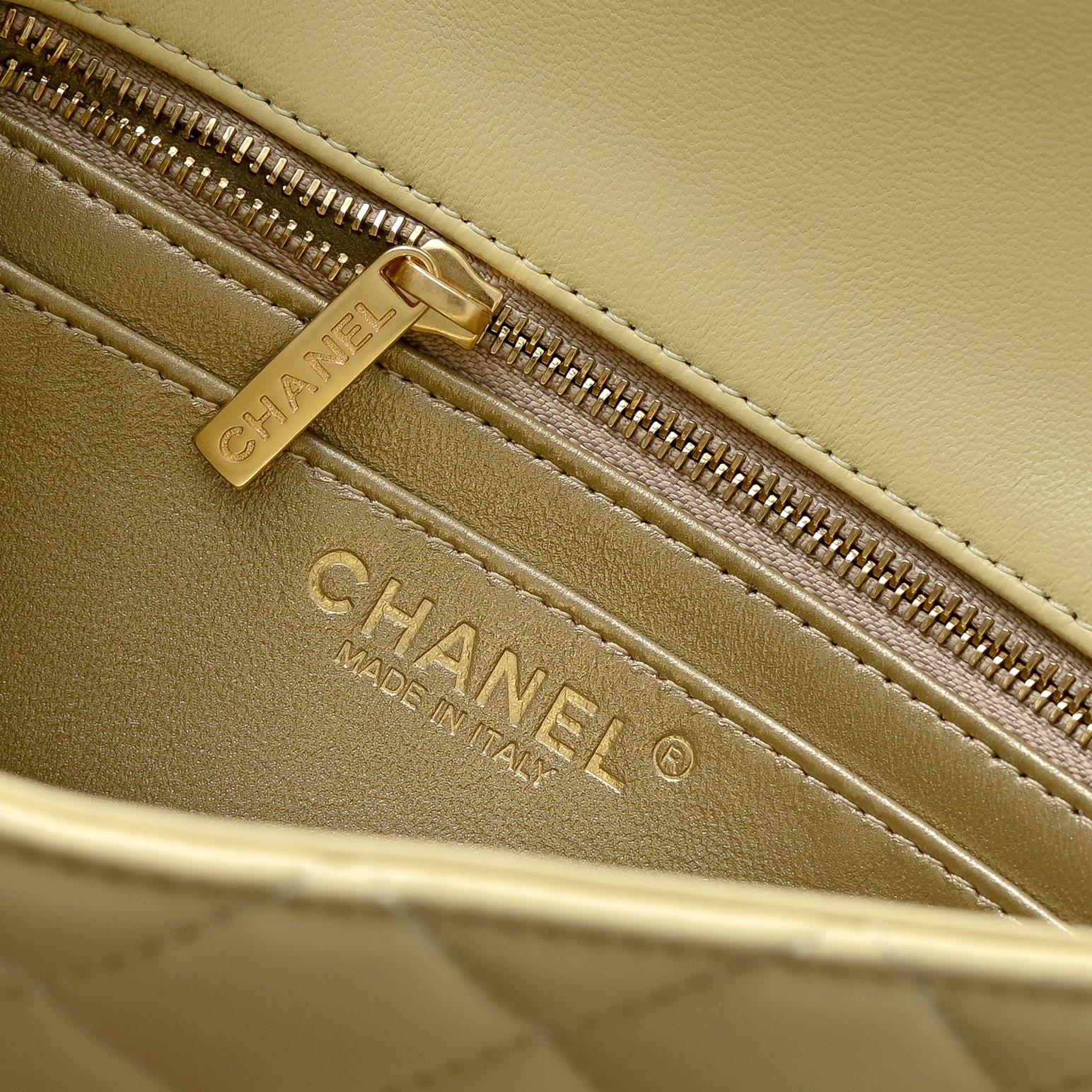 Chanel Flap Bag Burgundy AS1787 20x13x7cm
