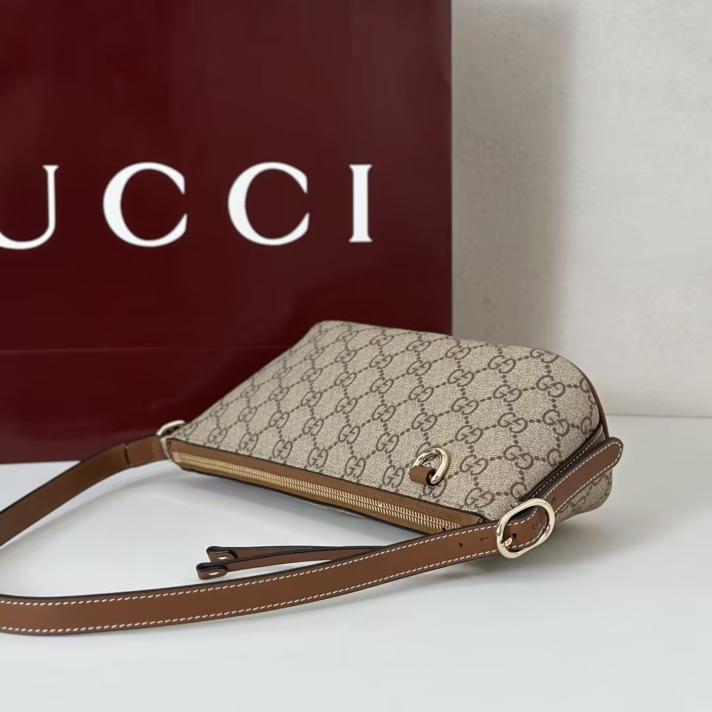 Gvc*1 gg emblem small shoulder bag 27x10.5x9cm