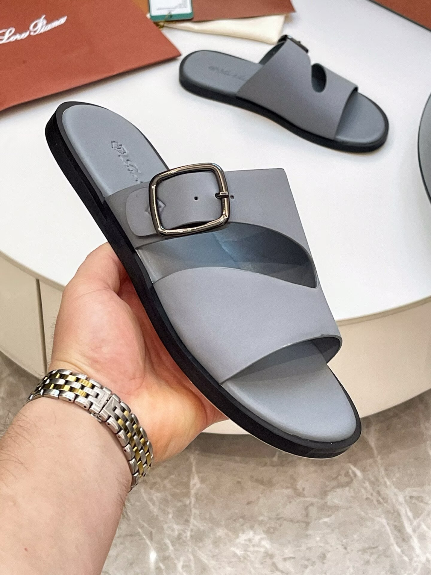 ua L0r0 P1ana sandals