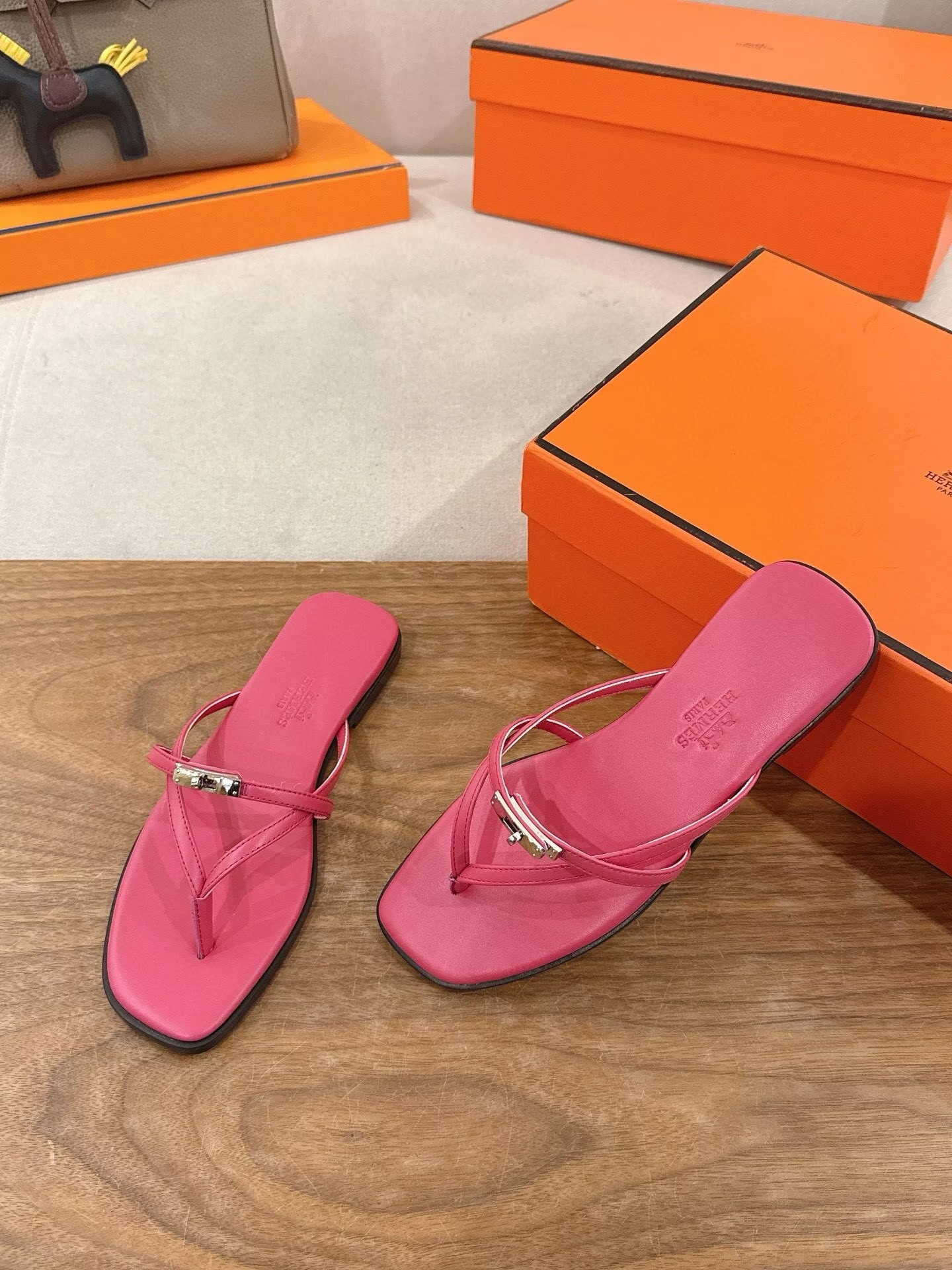 ua H**me5 miss sandals