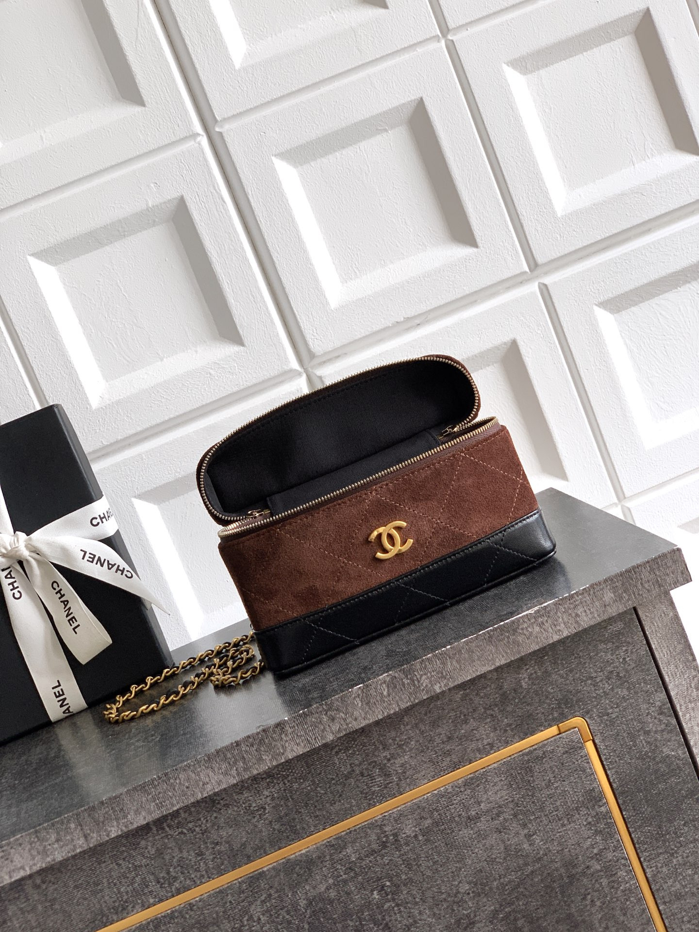 Chanel Vanity with Chain AP5186 17x19.5x5cm