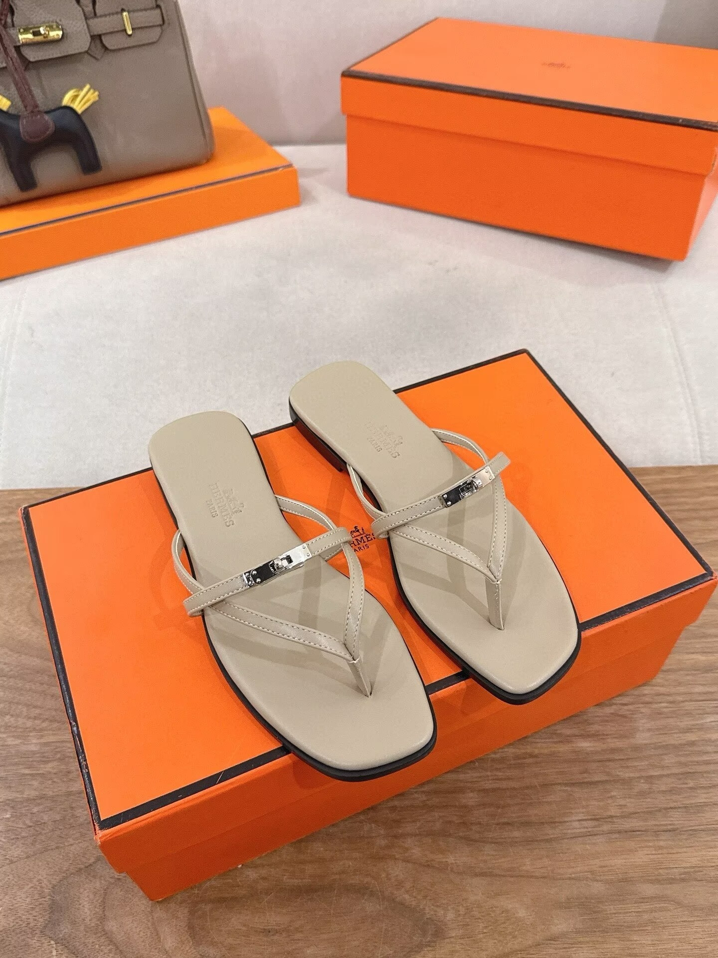 ua H**me5 miss sandals