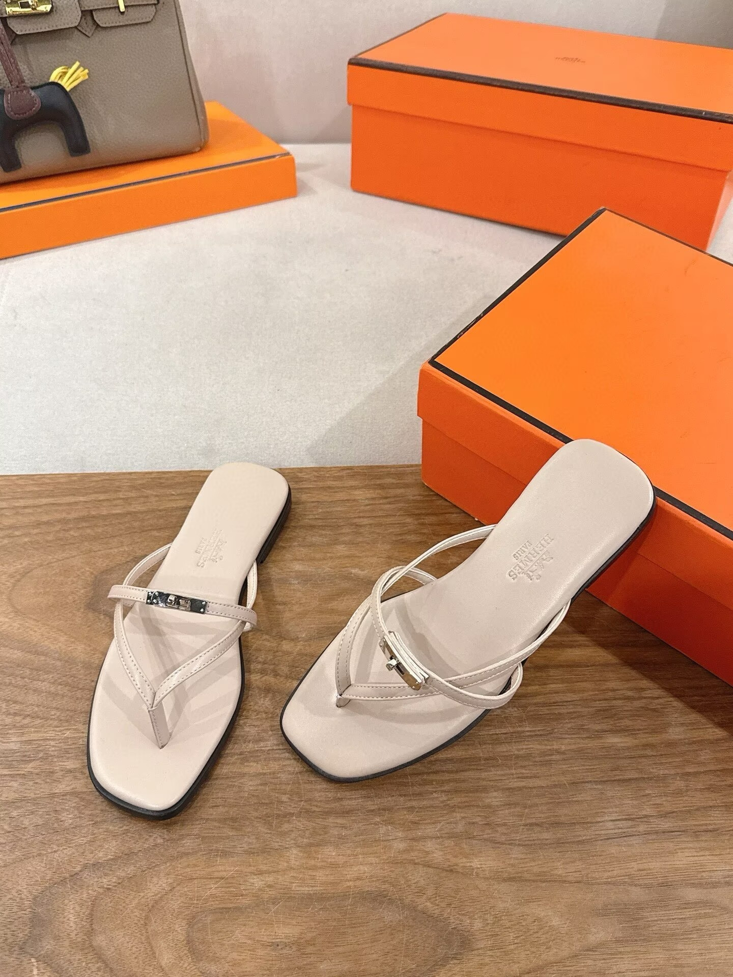 ua H**me5 miss sandals