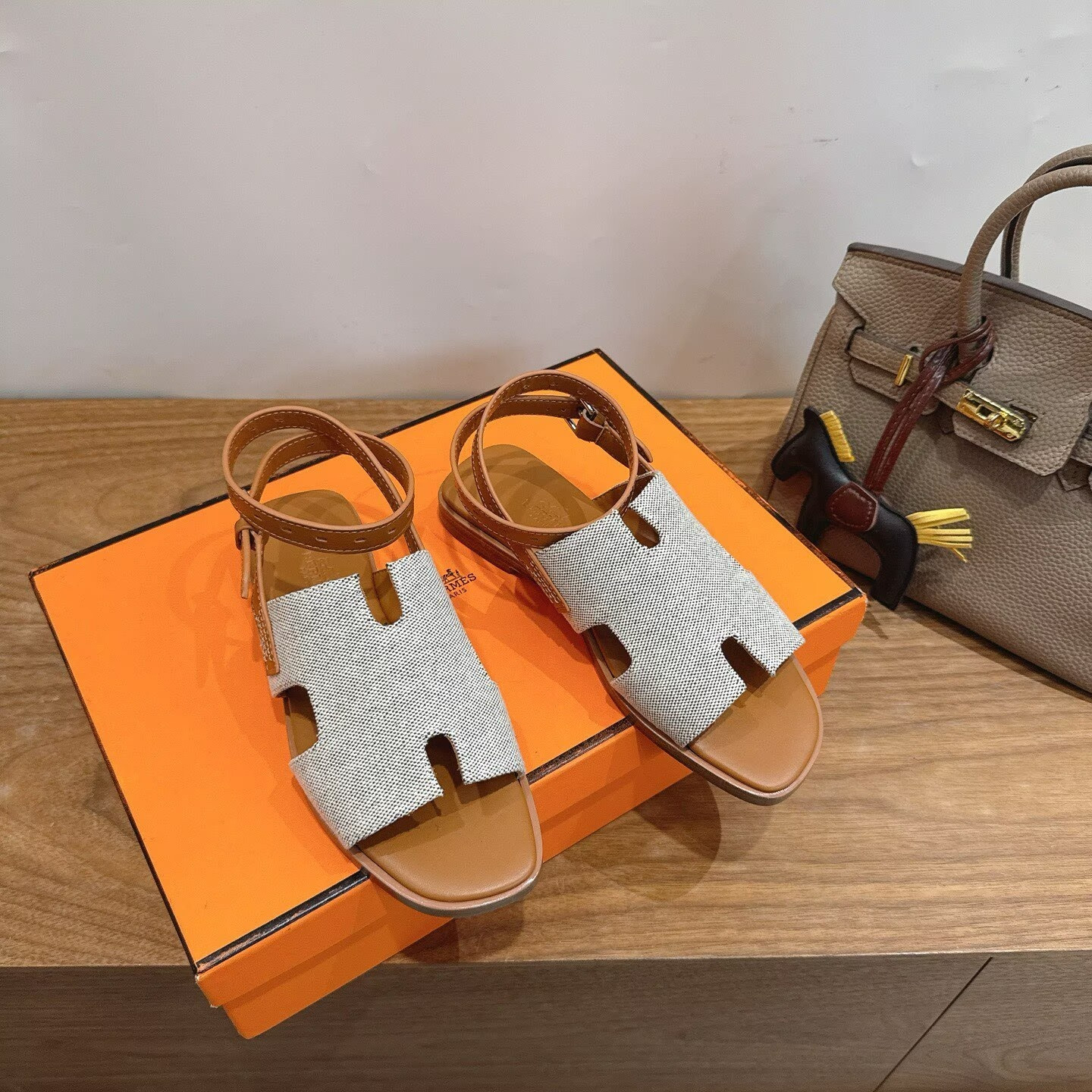 ua H**me5 maya sandal