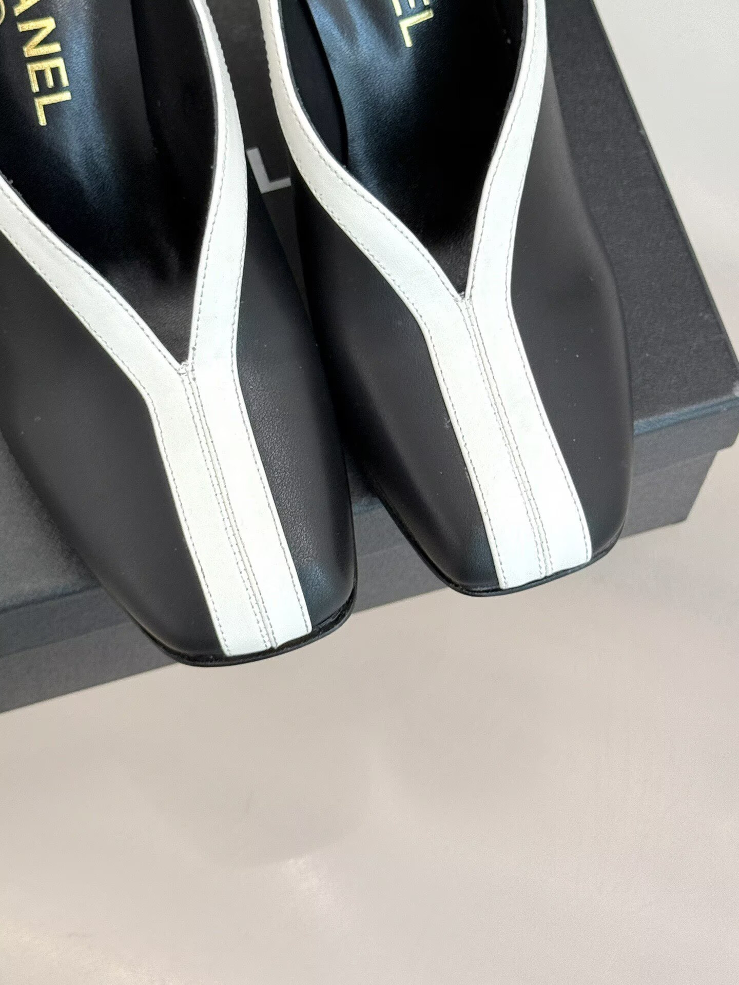 ua Ch**el pumps