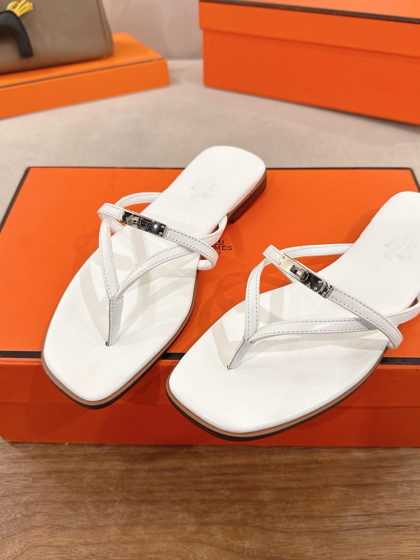 ua H**me5 miss sandals