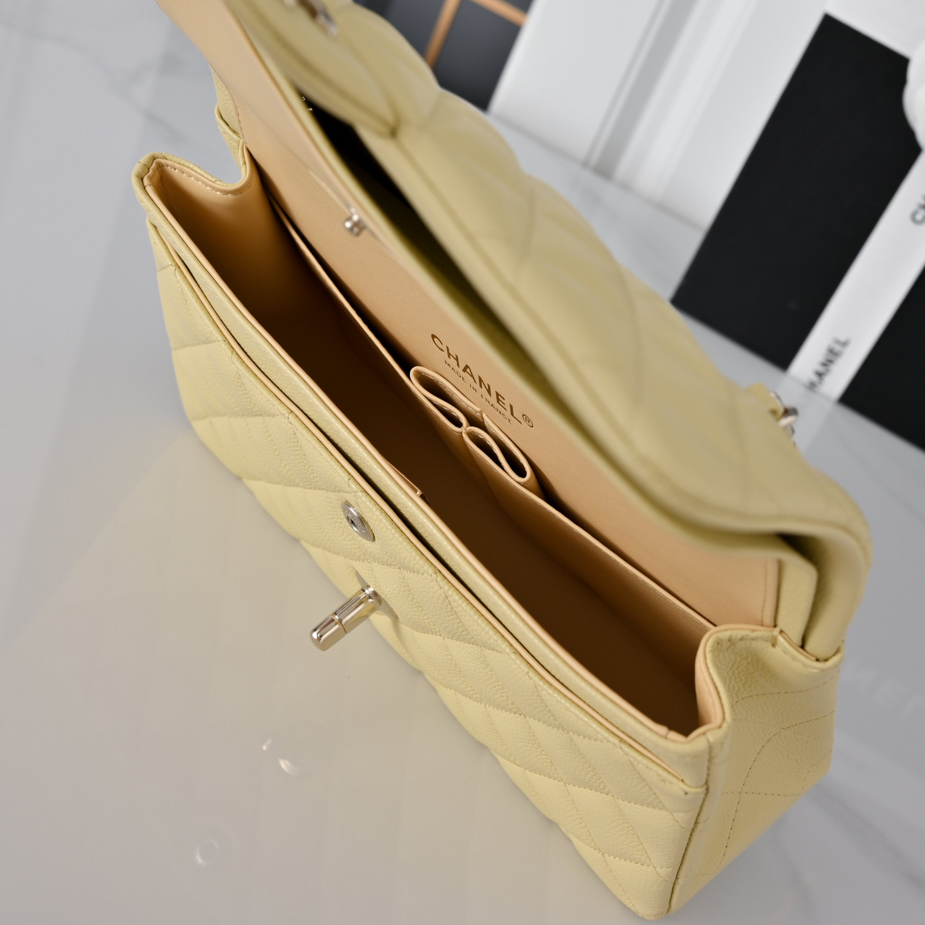 Chanel Classic Flap handbag Baby yellow with light gold hardware and caviar leather A01113 23x14.5x6cm