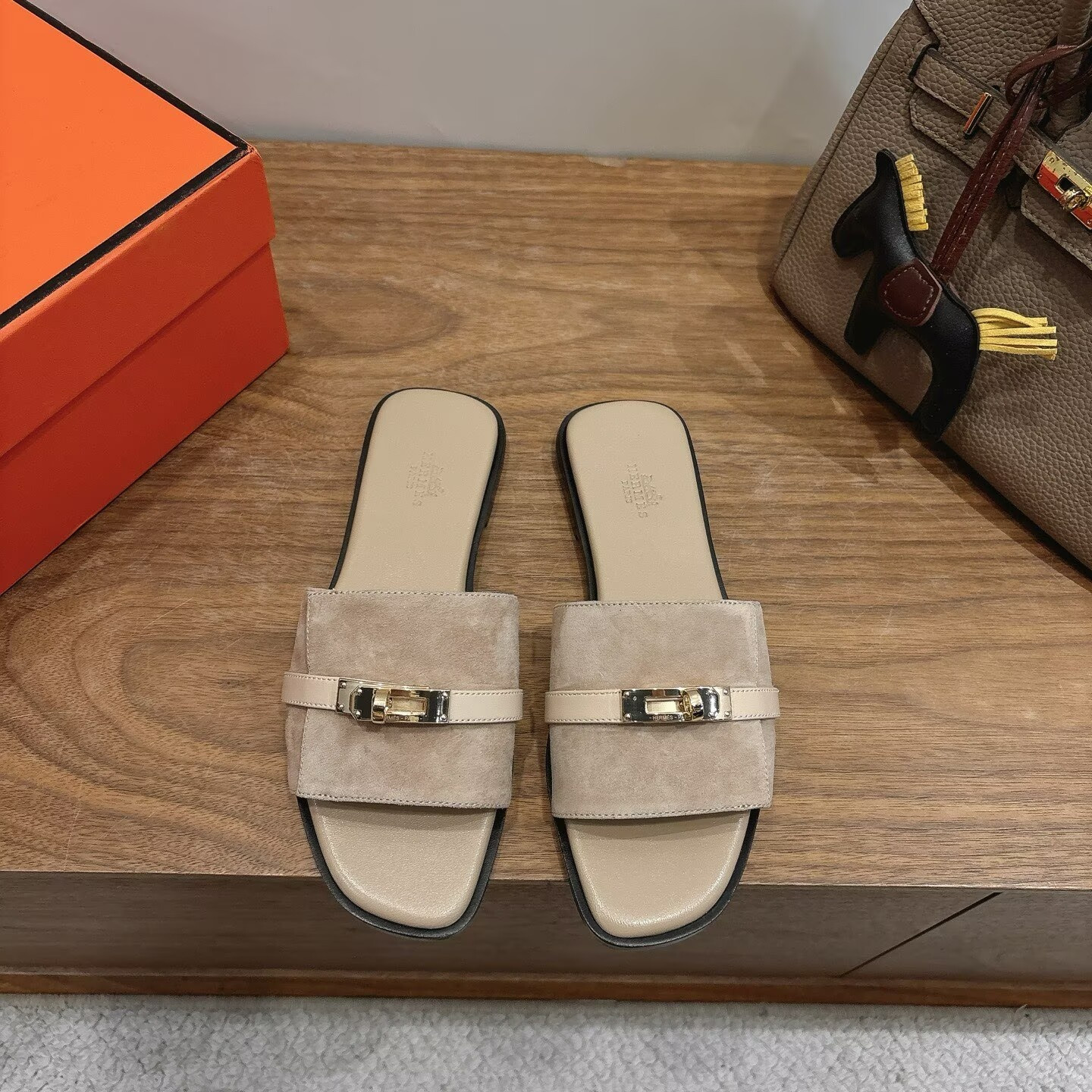 ua H**me5 giulia sandal